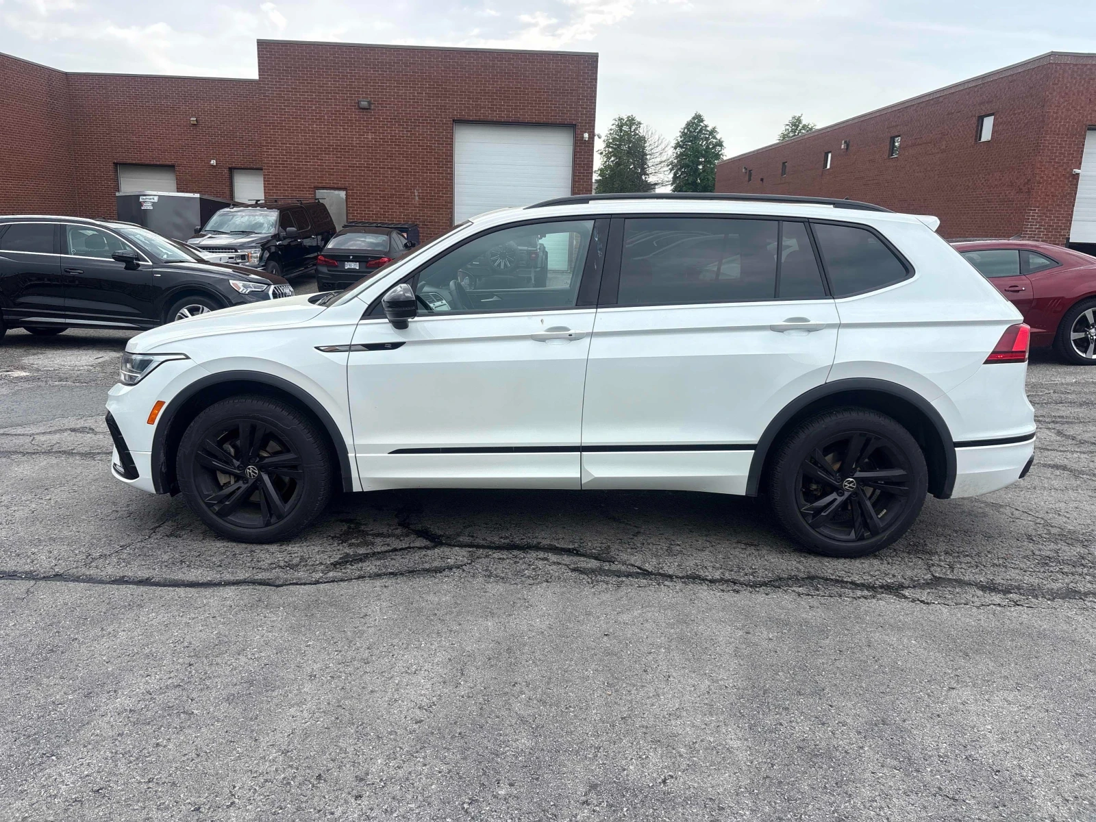 VW Tiguan Comfortline R-Line Black Edition * CARFAX, снимка 3 - Автомобили и джипове - 54879125