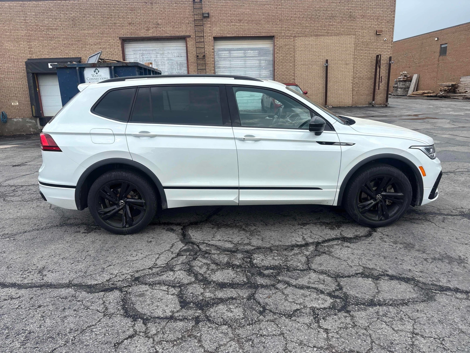 VW Tiguan Comfortline R-Line Black Edition * CARFAX, снимка 4 - Автомобили и джипове - 54879125