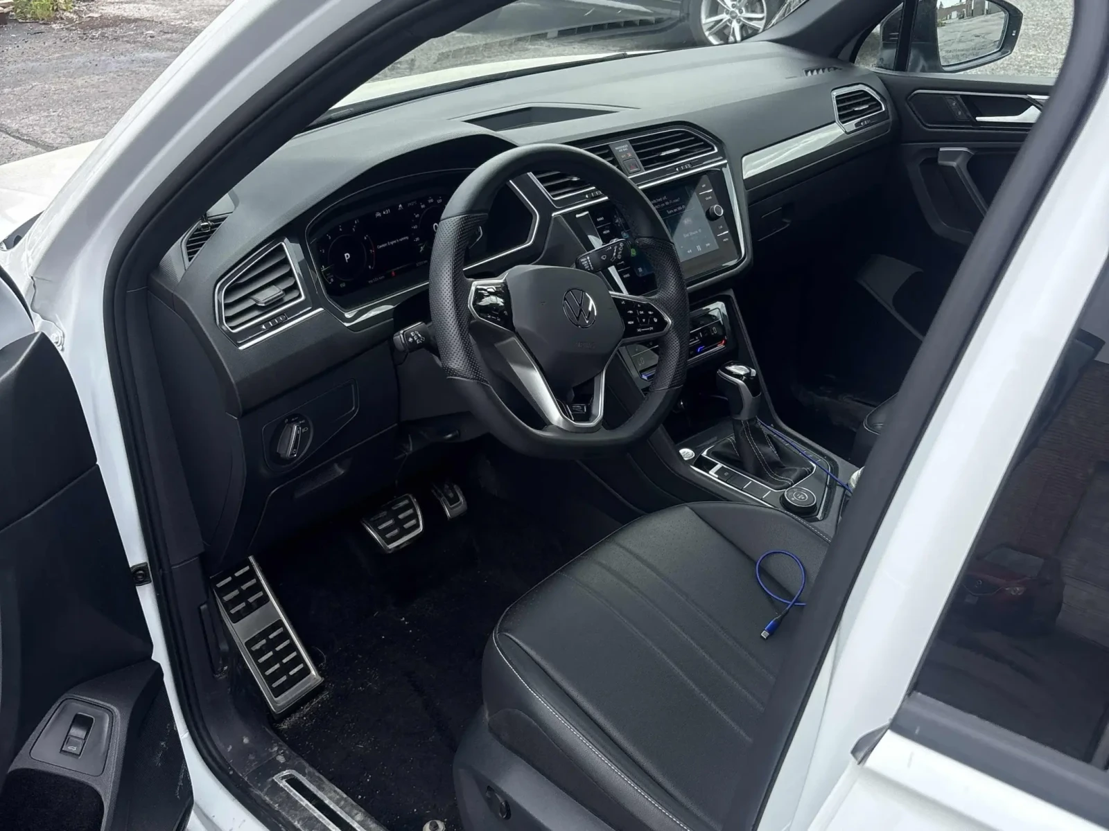 VW Tiguan Comfortline R-Line Black Edition * CARFAX, снимка 7 - Автомобили и джипове - 54879125