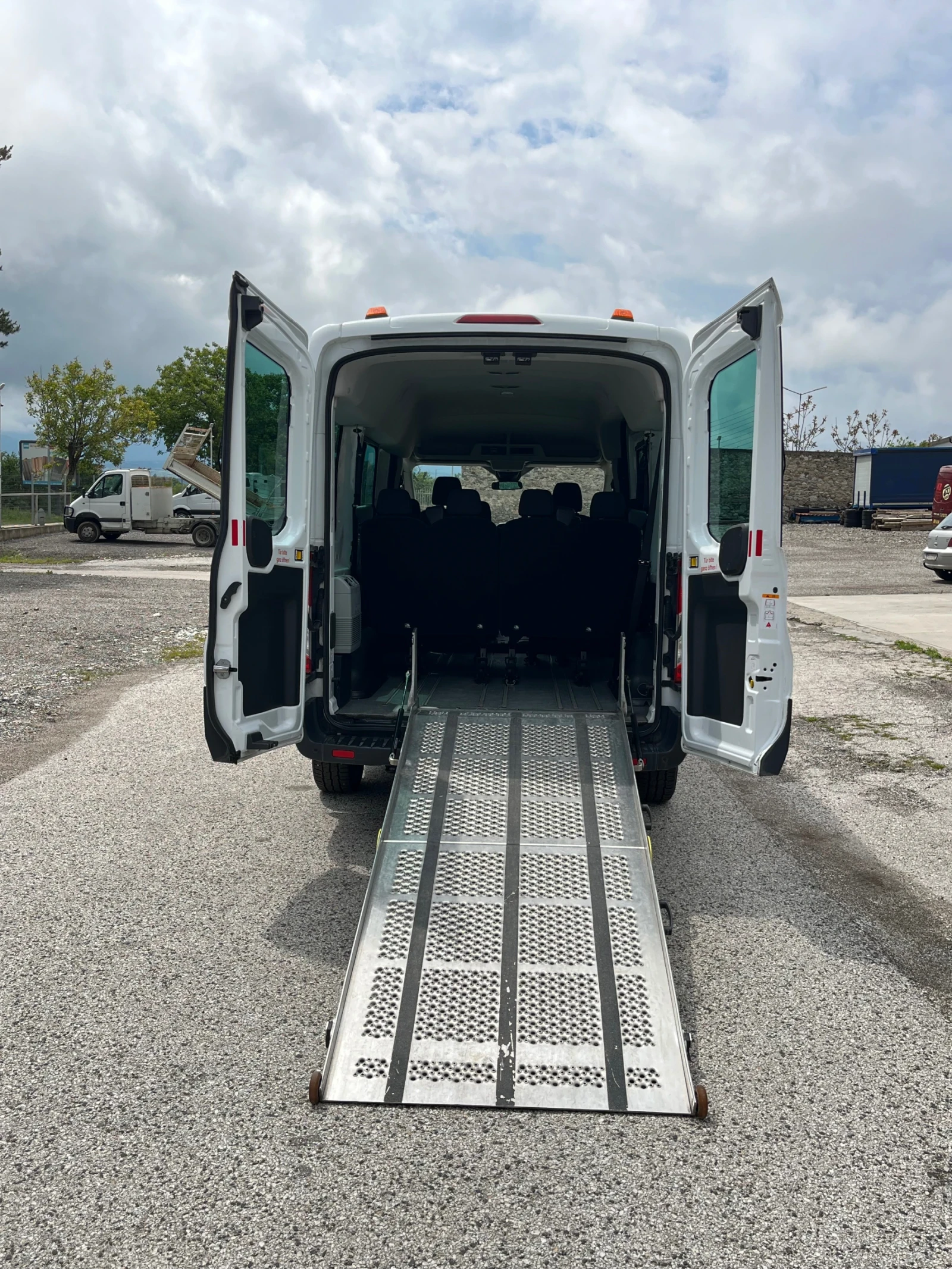 Ford Transit Пътнически 2.2/ 125к.с 8+ 1 с рампа!!! - изображение 10