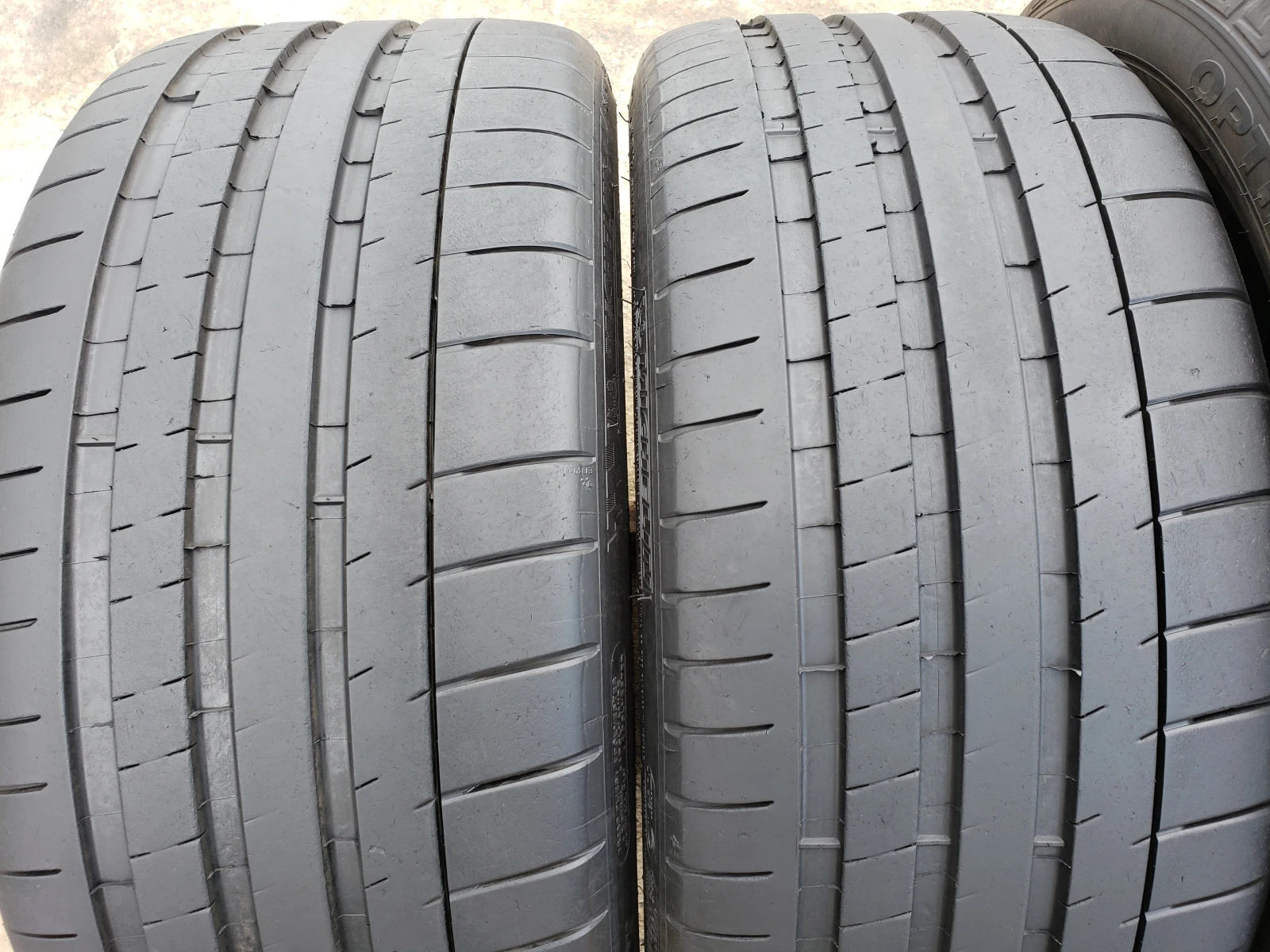 Гуми Летни 235/35R20, снимка 2 - Гуми и джанти - 54395150