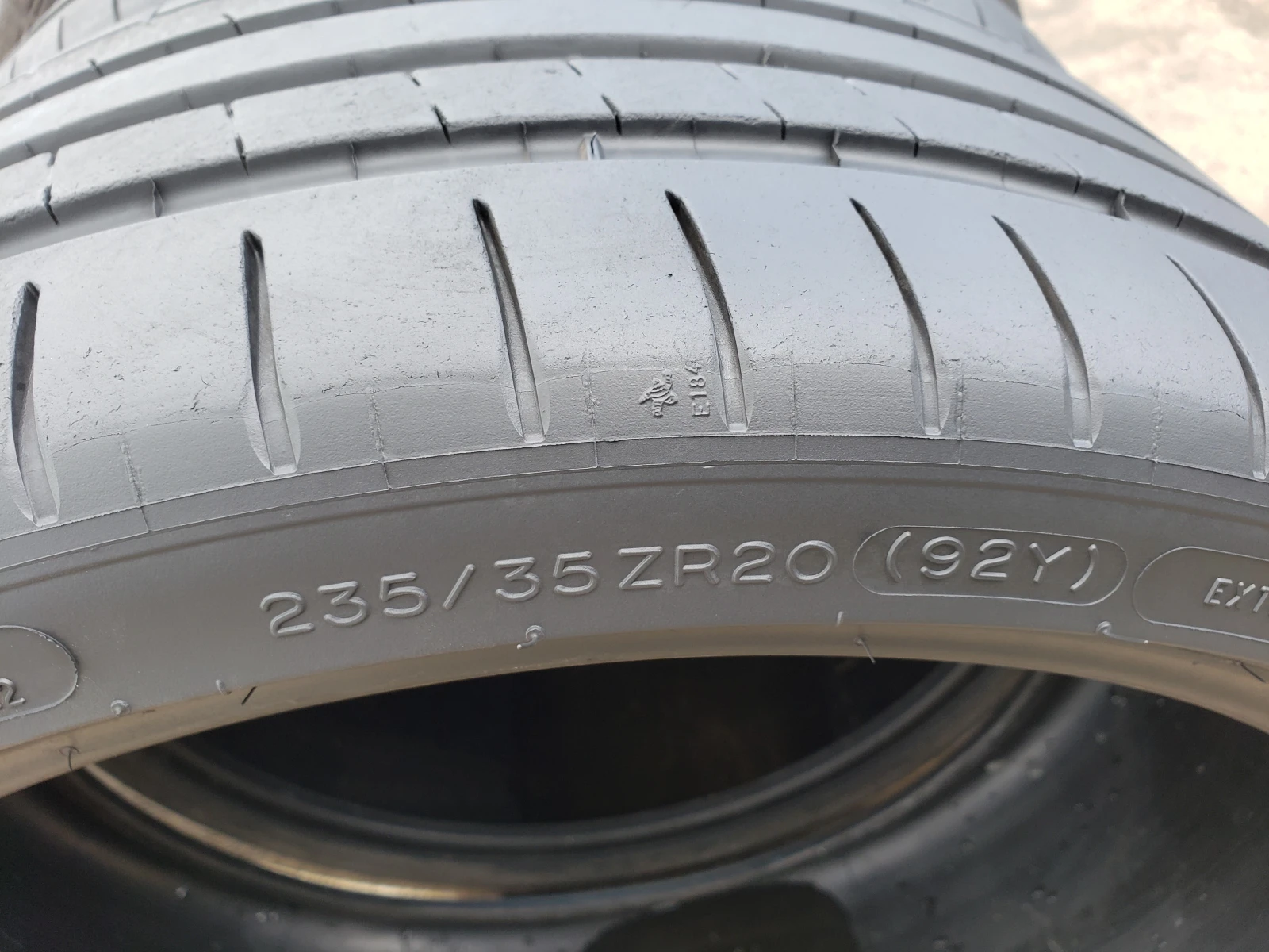 Гуми Летни 235/35R20, снимка 5 - Гуми и джанти - 54395150