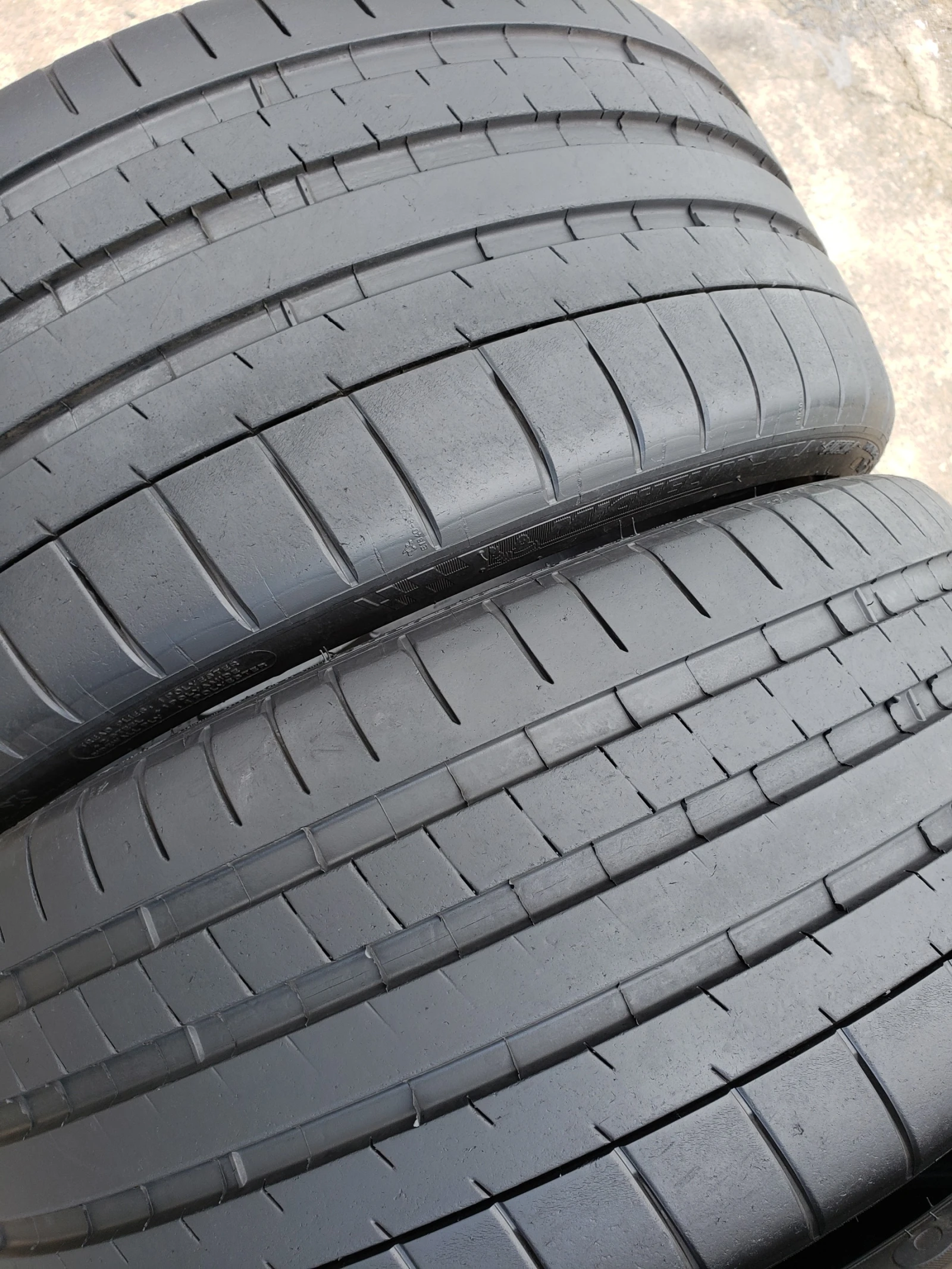 Гуми Летни 235/35R20, снимка 3 - Гуми и джанти - 54395150