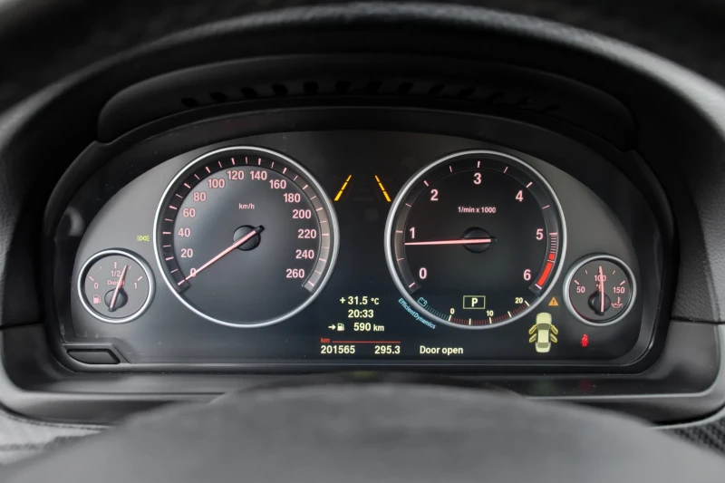 BMW 525 D X-Drive РЕГИСТРИРАНА/8ZF /LineAssist /Distronic, снимка 10 - Автомобили и джипове - 50937226