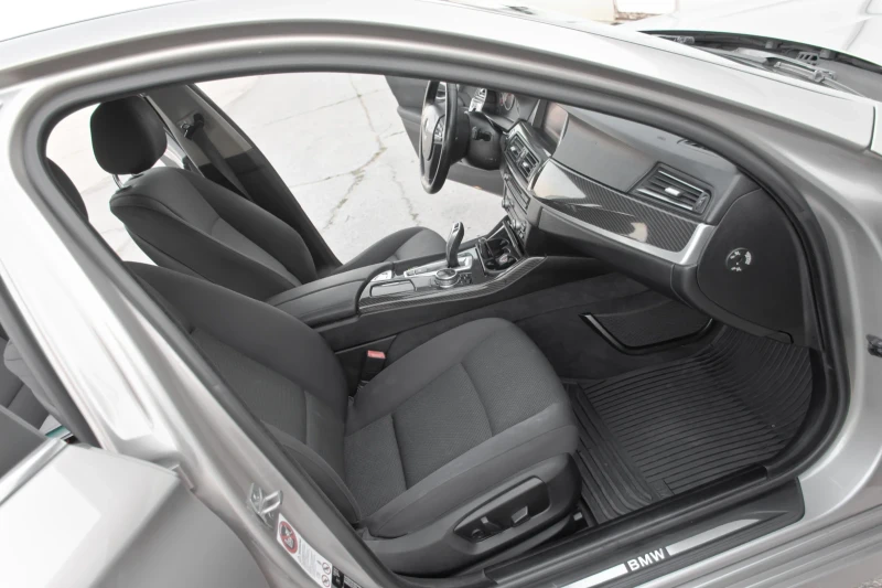 BMW 525 D X-Drive РЕГИСТРИРАНА/8ZF /LineAssist /Distronic, снимка 8 - Автомобили и джипове - 50937226