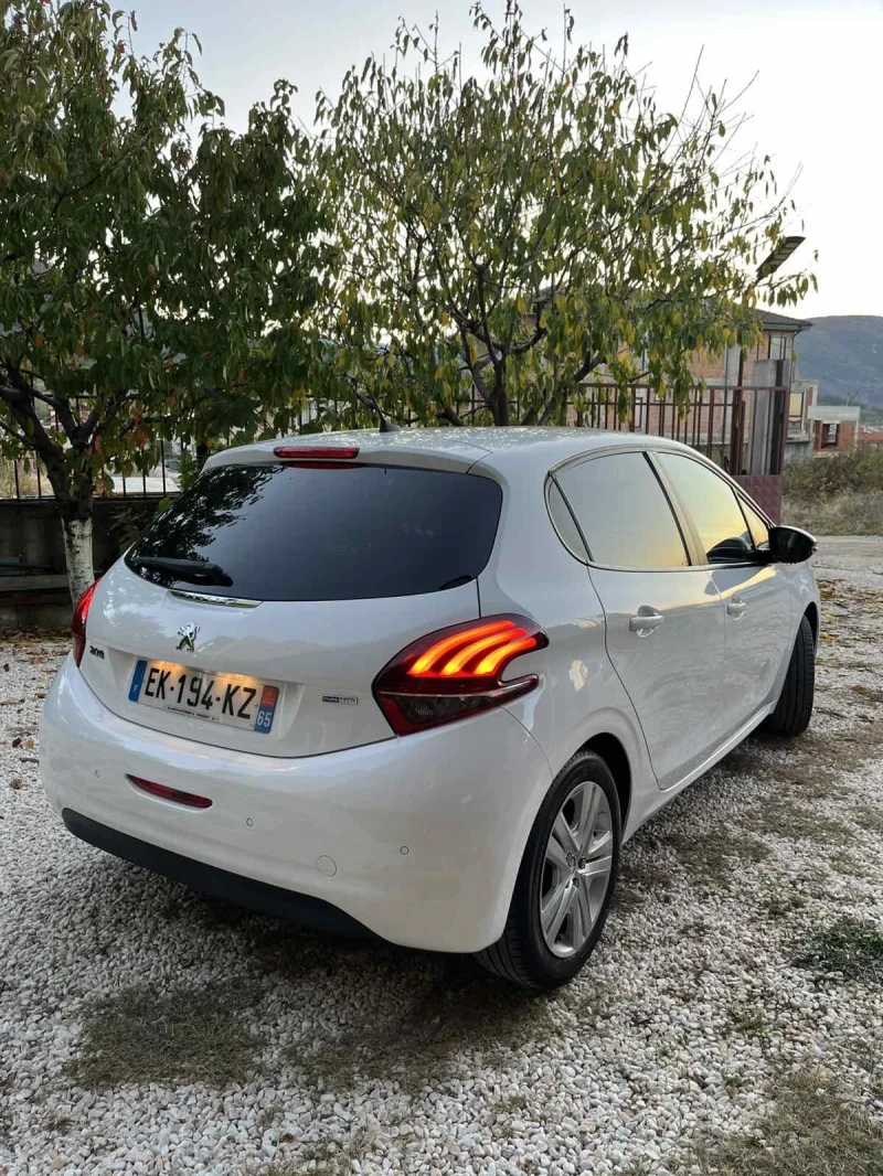 Peugeot 208 1.2 /82к./EURO6/ПЕРФЕКТНО СЪСТОЯНИЕ!, снимка 4 - Автомобили и джипове - 52515163