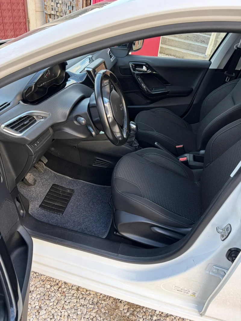 Peugeot 208 1.2 /82к./EURO6/ПЕРФЕКТНО СЪСТОЯНИЕ!, снимка 5 - Автомобили и джипове - 52871339