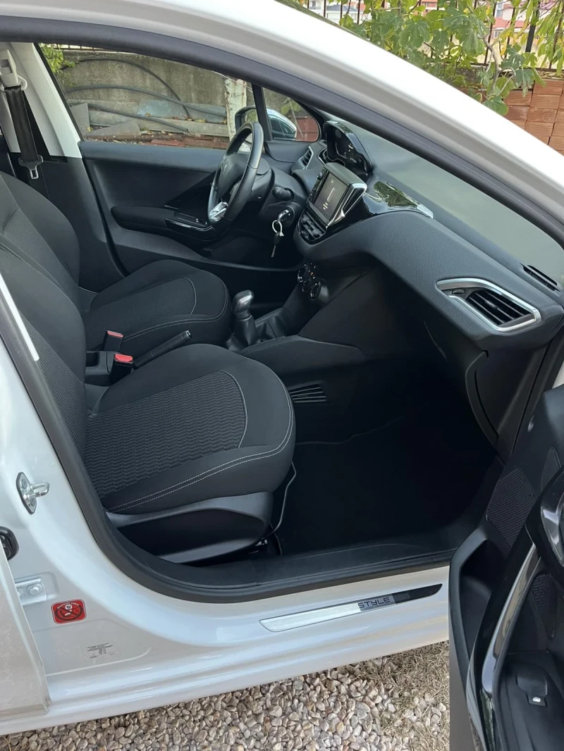 Peugeot 208 1.2 /82к./EURO6/ПЕРФЕКТНО СЪСТОЯНИЕ!, снимка 6 - Автомобили и джипове - 52515163