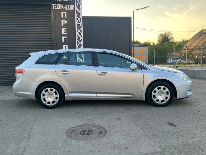 Toyota Avensis 1.8i SWISS, снимка 4 - Автомобили и джипове - 52344934