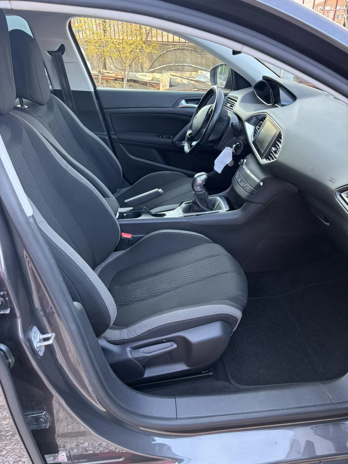 Peugeot 308 1.2/110к/EURO6/ПЕРФЕКТНО СЪСТОЯНИЕ!, снимка 6 - Автомобили и джипове - 53517310