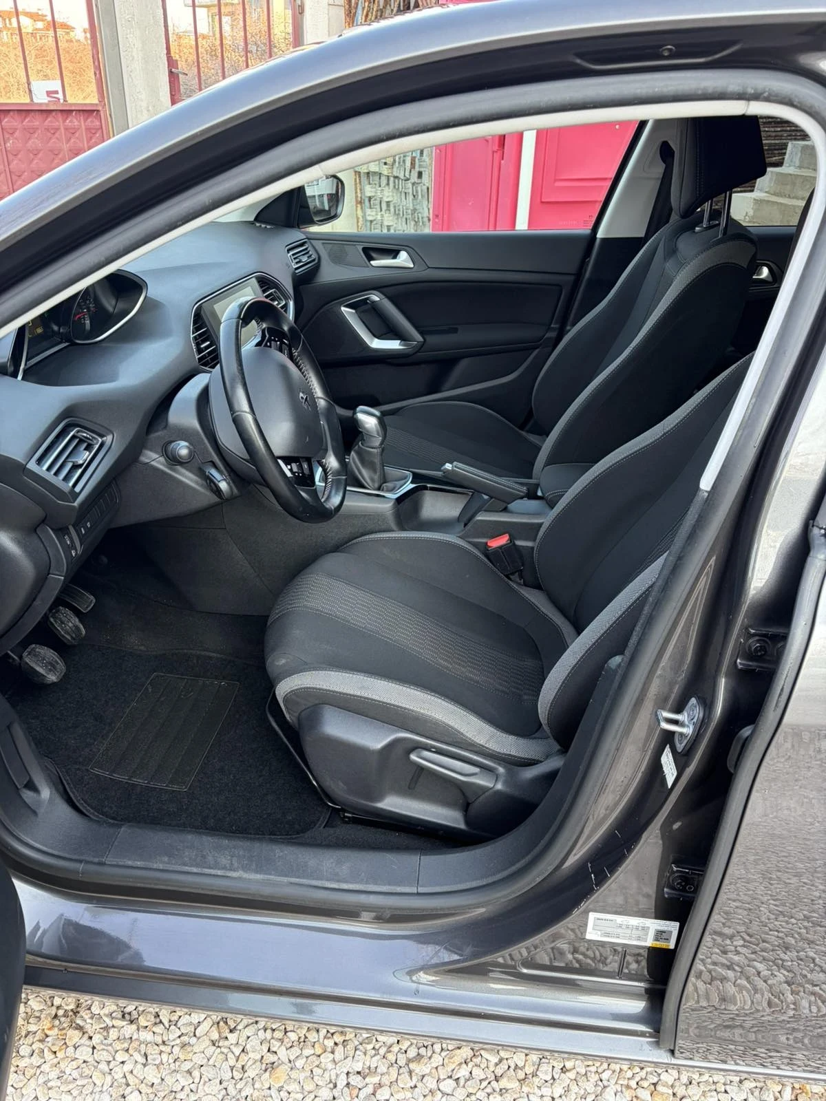 Peugeot 308 1.2/110к/EURO6/ПЕРФЕКТНО СЪСТОЯНИЕ!, снимка 5 - Автомобили и джипове - 53517310