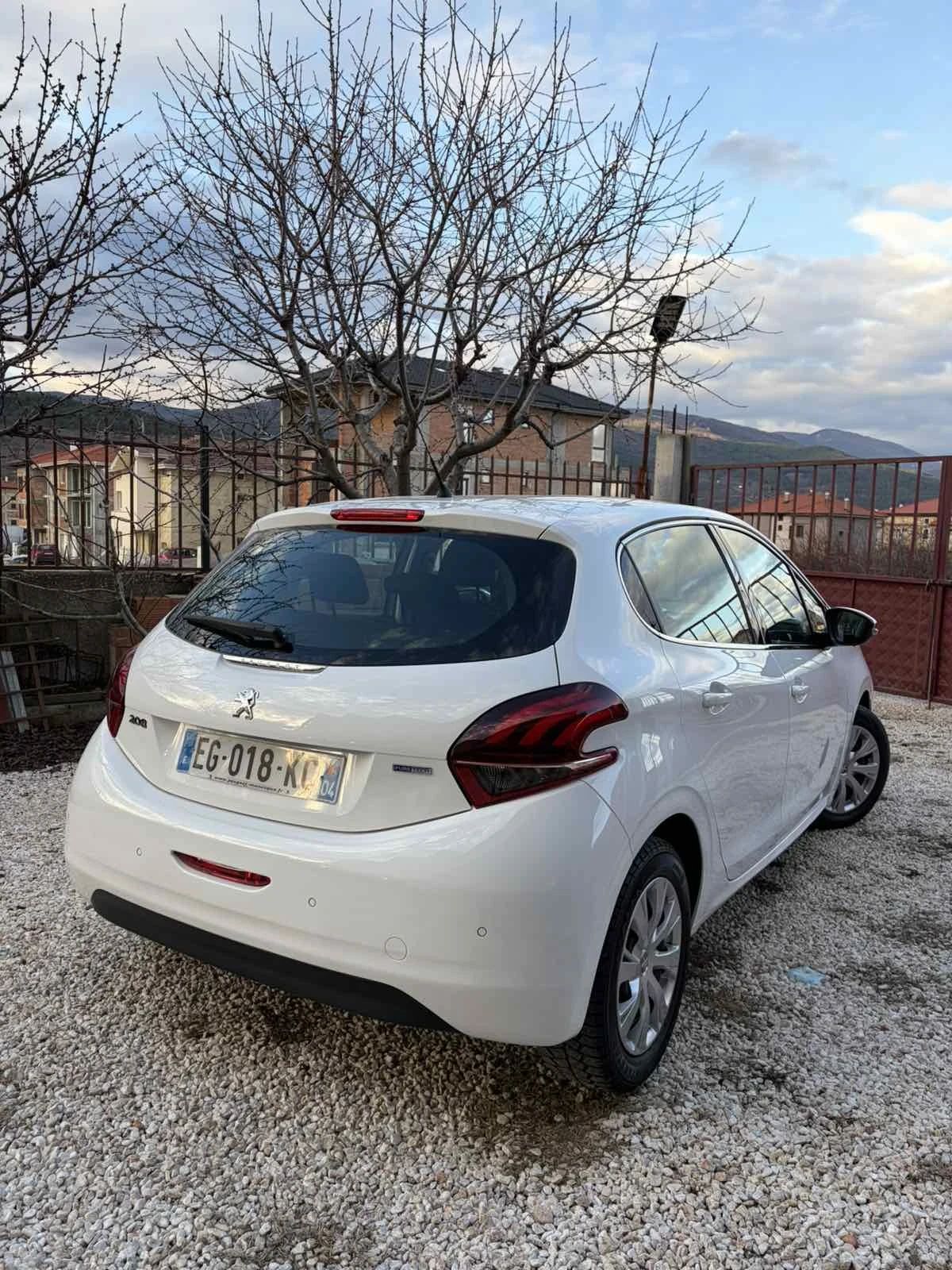 Peugeot 208 1.2 /82к./EURO6/ПЕРФЕКТНО СЪСТОЯНИЕ! - изображение 3