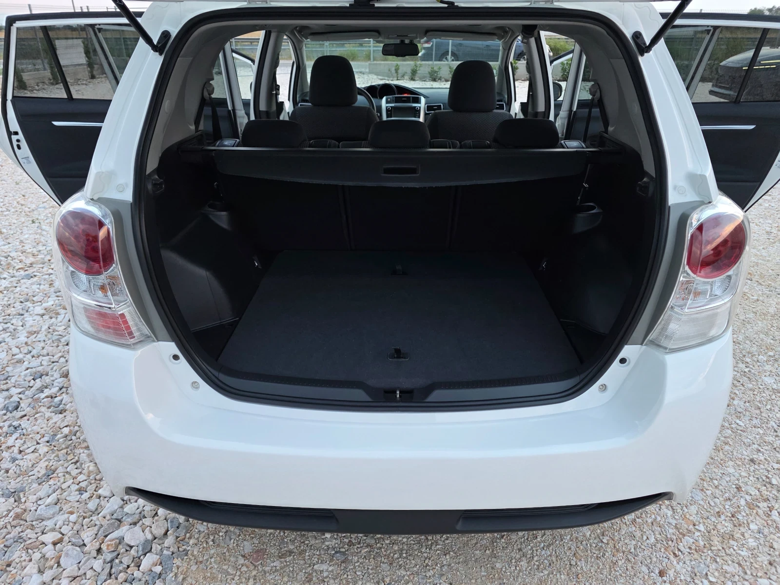Toyota Verso 2.0 d4d Facelift Navi Панорама , снимка 11 - Автомобили и джипове - 55414946