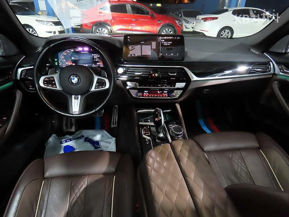 BMW 550 XDRIVE M SPORT + HEAD UP 360CAM PANO FULL, снимка 7 - Автомобили и джипове - 55538455