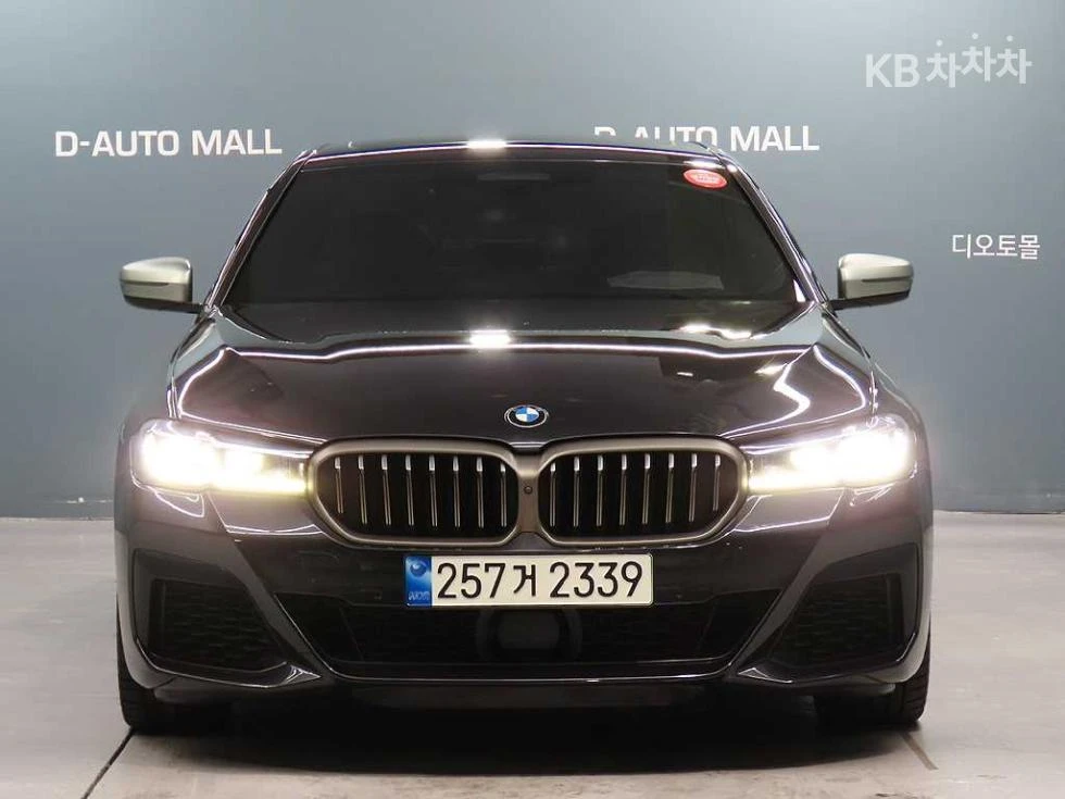 BMW 550 XDRIVE M SPORT + HEAD UP 360CAM PANO FULL, снимка 2 - Автомобили и джипове - 55538455