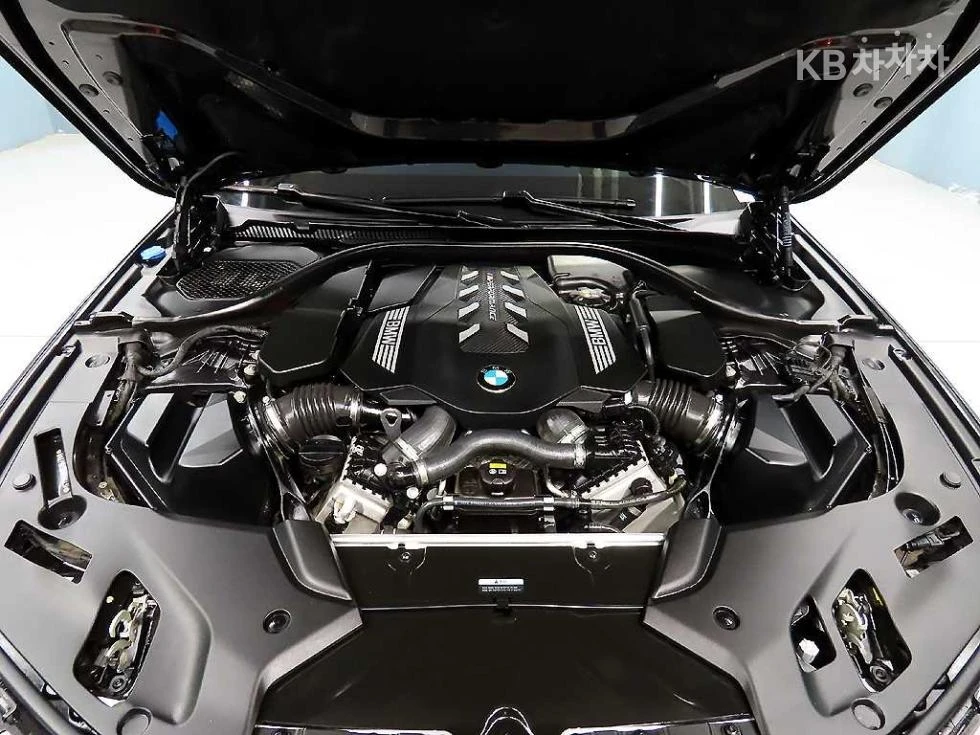 BMW 550 XDRIVE M SPORT + HEAD UP 360CAM PANO FULL, снимка 5 - Автомобили и джипове - 55538455