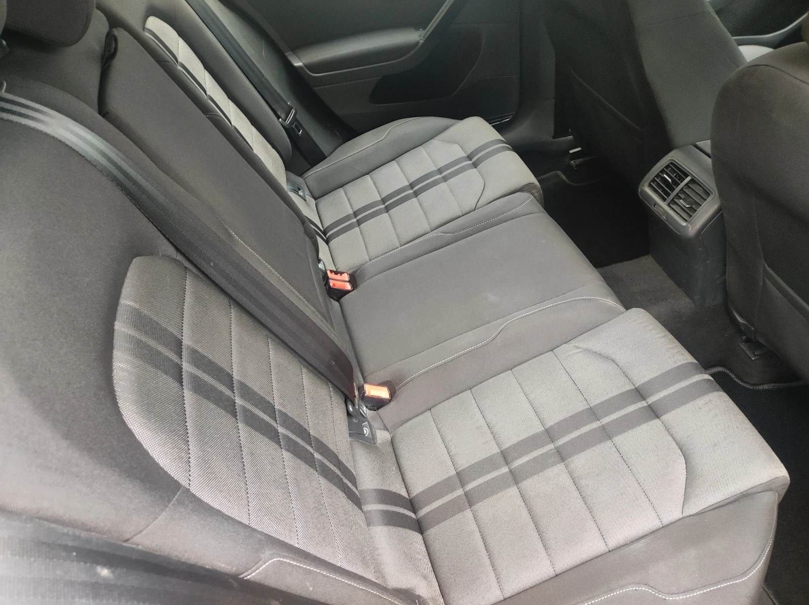 VW Golf 1.6 TDI, снимка 10 - Автомобили и джипове - 55965728