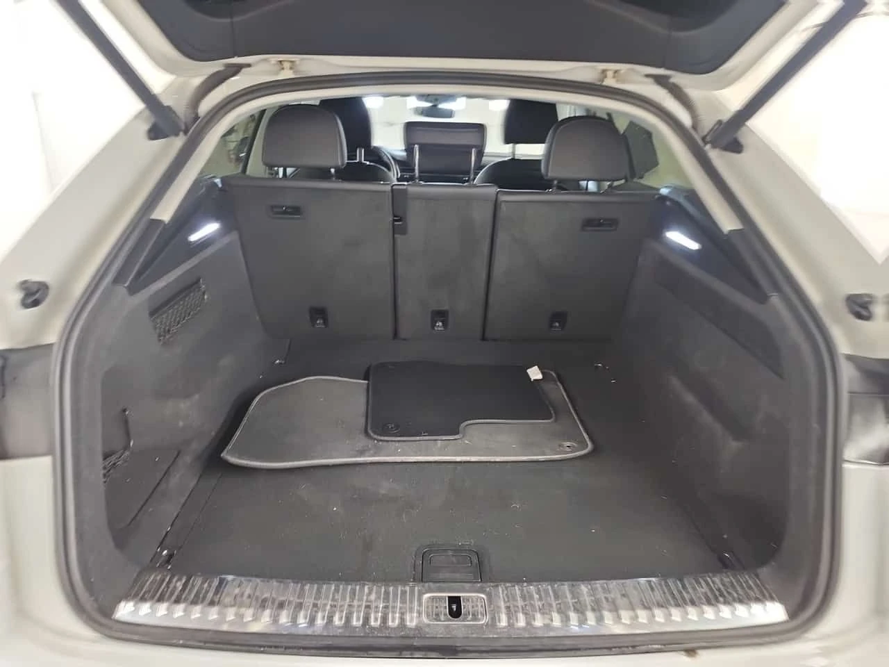 Audi Q8 * PROGRESSIV * ПАНО * ОБДУХВАНЕ * KEYLESS * 360, снимка 14 - Автомобили и джипове - 54231582