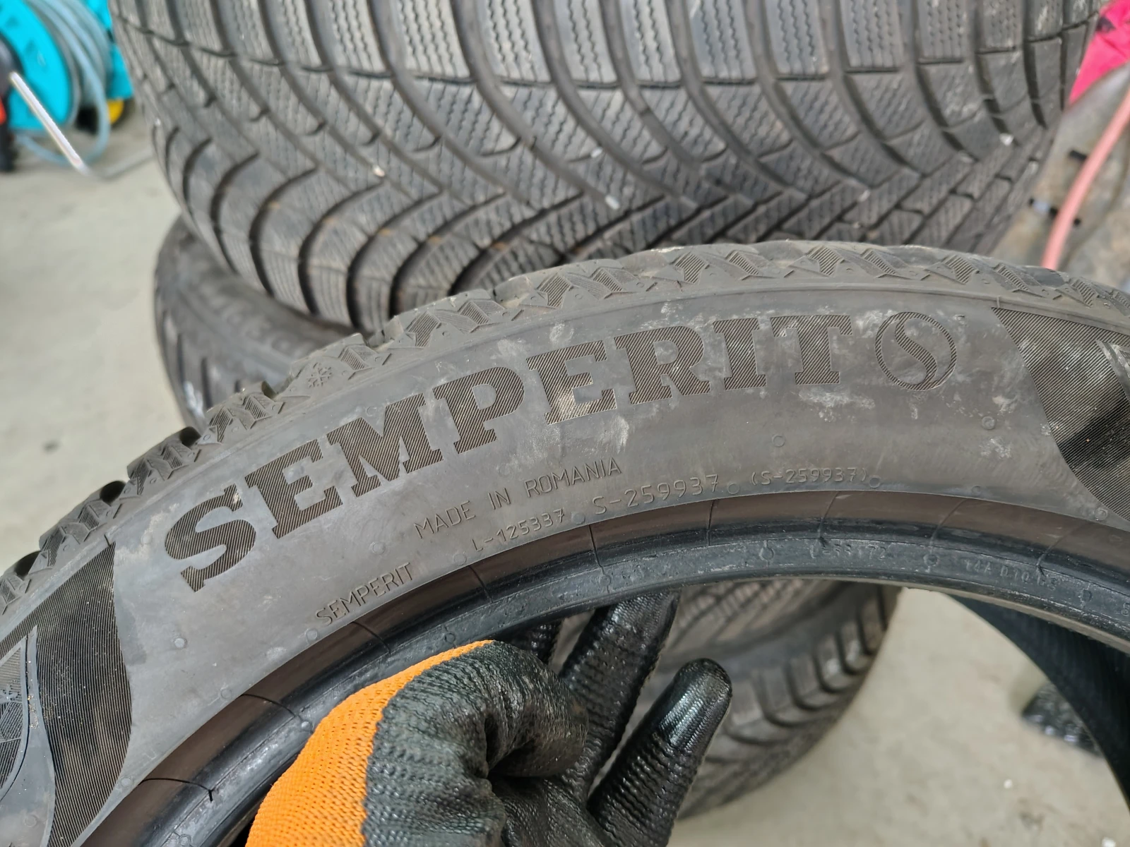 Гуми Зимни 205/50R17, снимка 4 - Гуми и джанти - 55840826