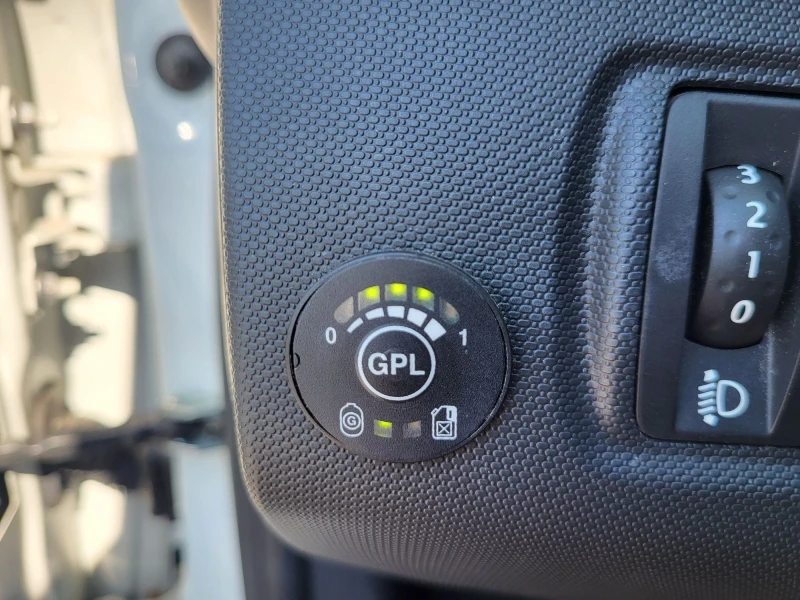 Renault Clio 1.2i gaz, снимка 11 - Автомобили и джипове - 52555108