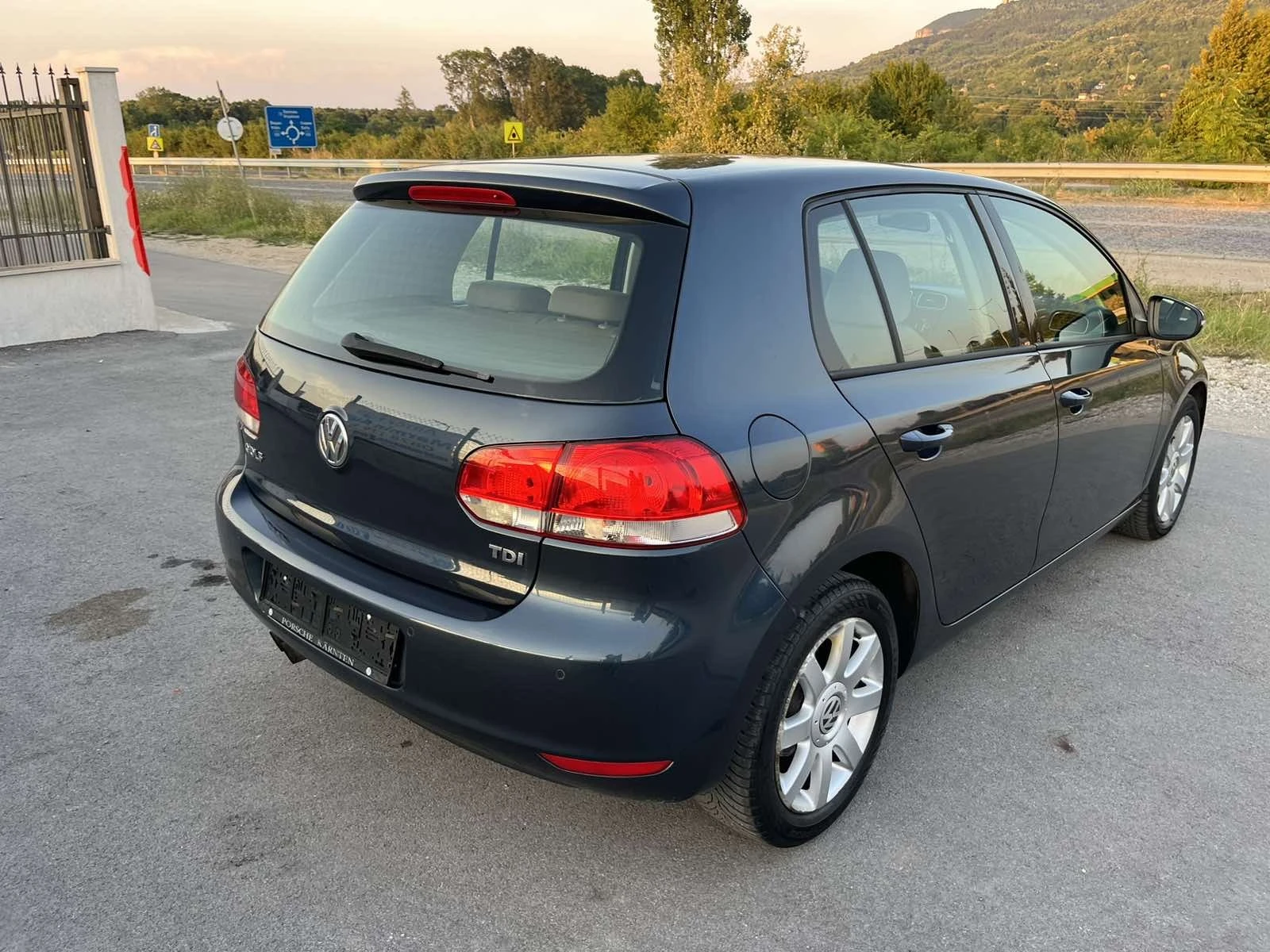 VW Golf 2.0TDI 110кс EURO 5A КЛИМАТРОНИК АВТОПИЛОТ - изображение 4