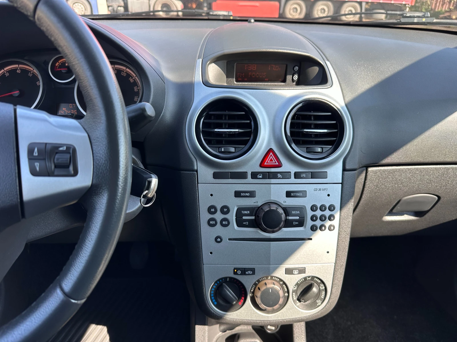 Opel Corsa 1.2i EURO5B;Фабрична Газ | Mobile.bg — изображение 11