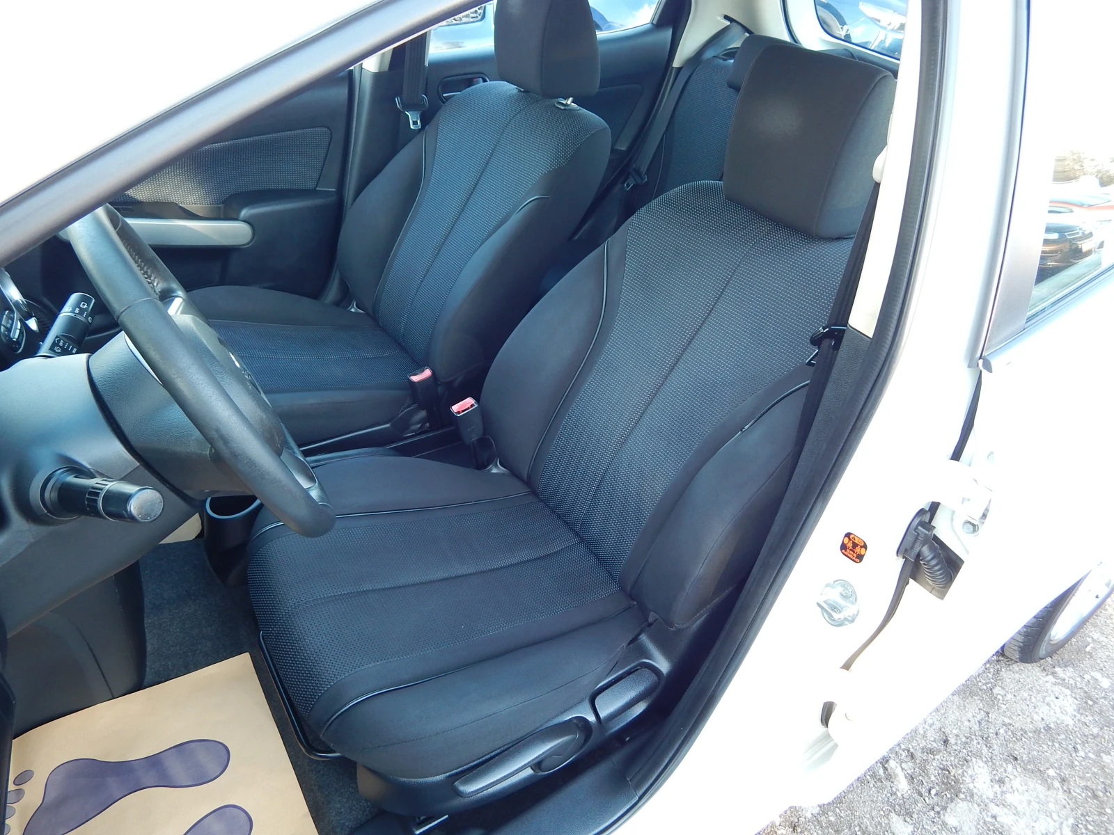 Mazda 2 1.3i* , снимка 11 - Автомобили и джипове - 54294343