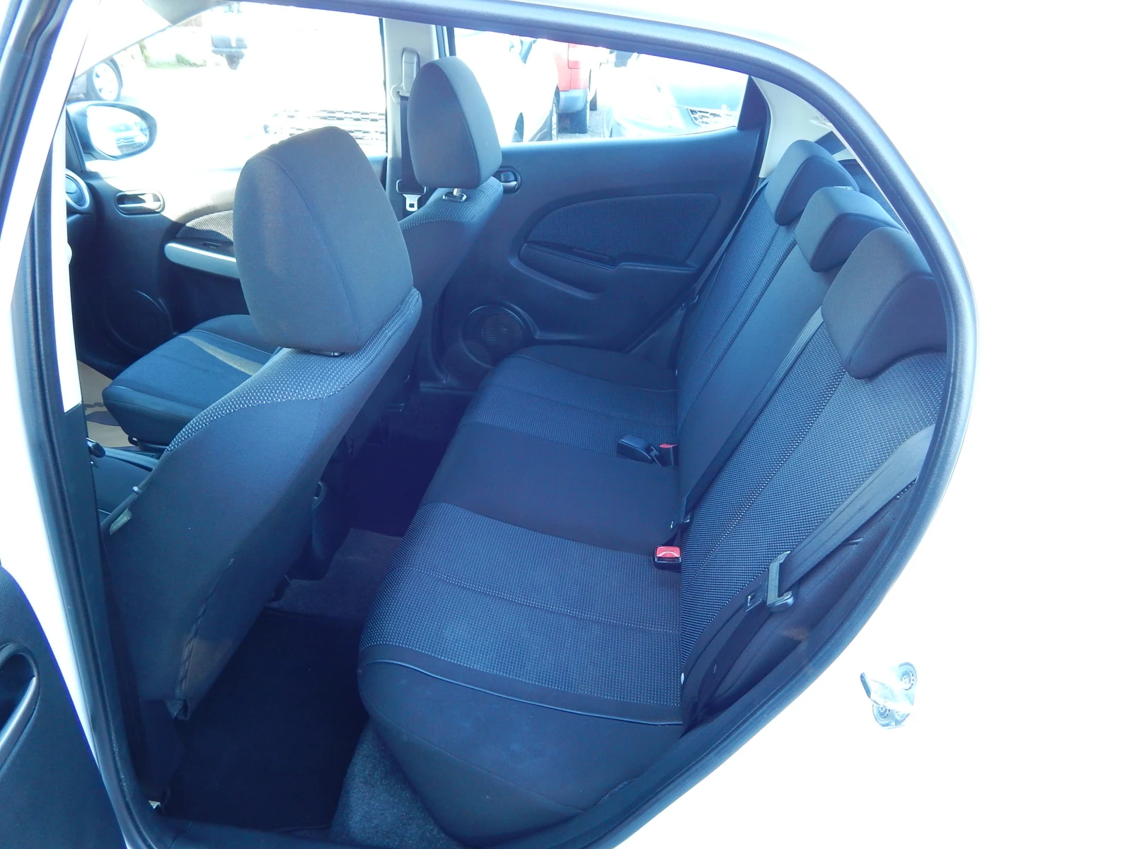 Mazda 2 1.3i* , снимка 15 - Автомобили и джипове - 54294343