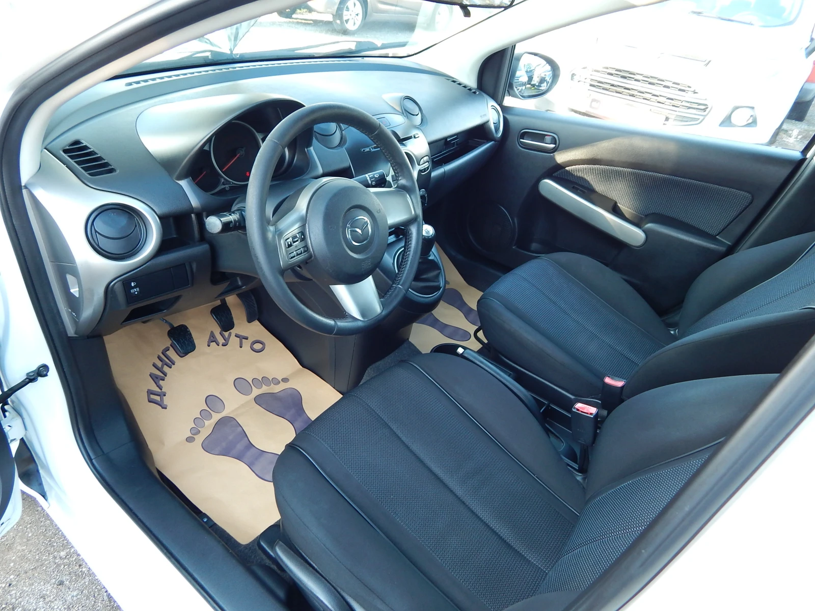 Mazda 2 1.3i* , снимка 9 - Автомобили и джипове - 54294343