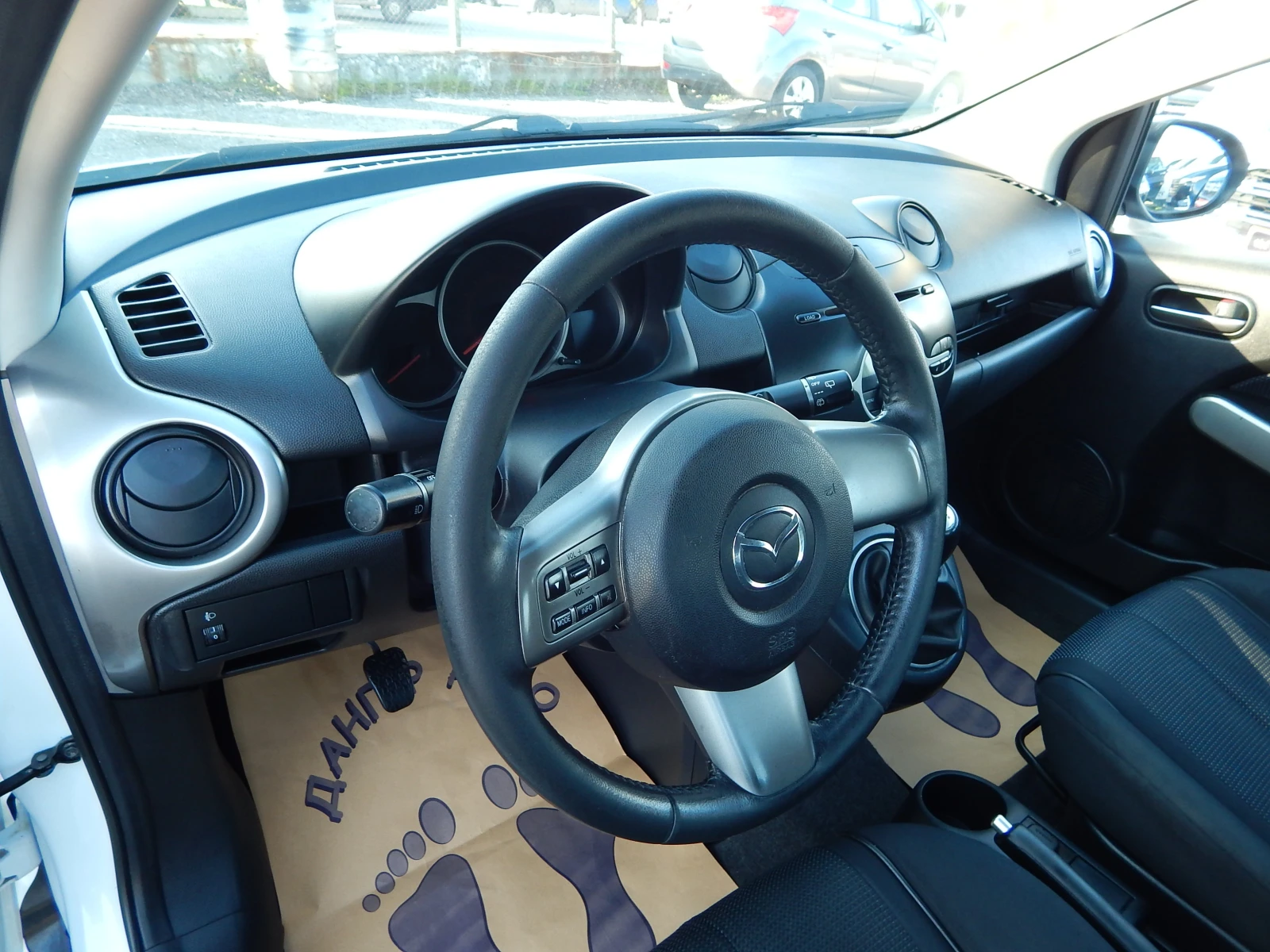 Mazda 2 1.3i* , снимка 12 - Автомобили и джипове - 54294343
