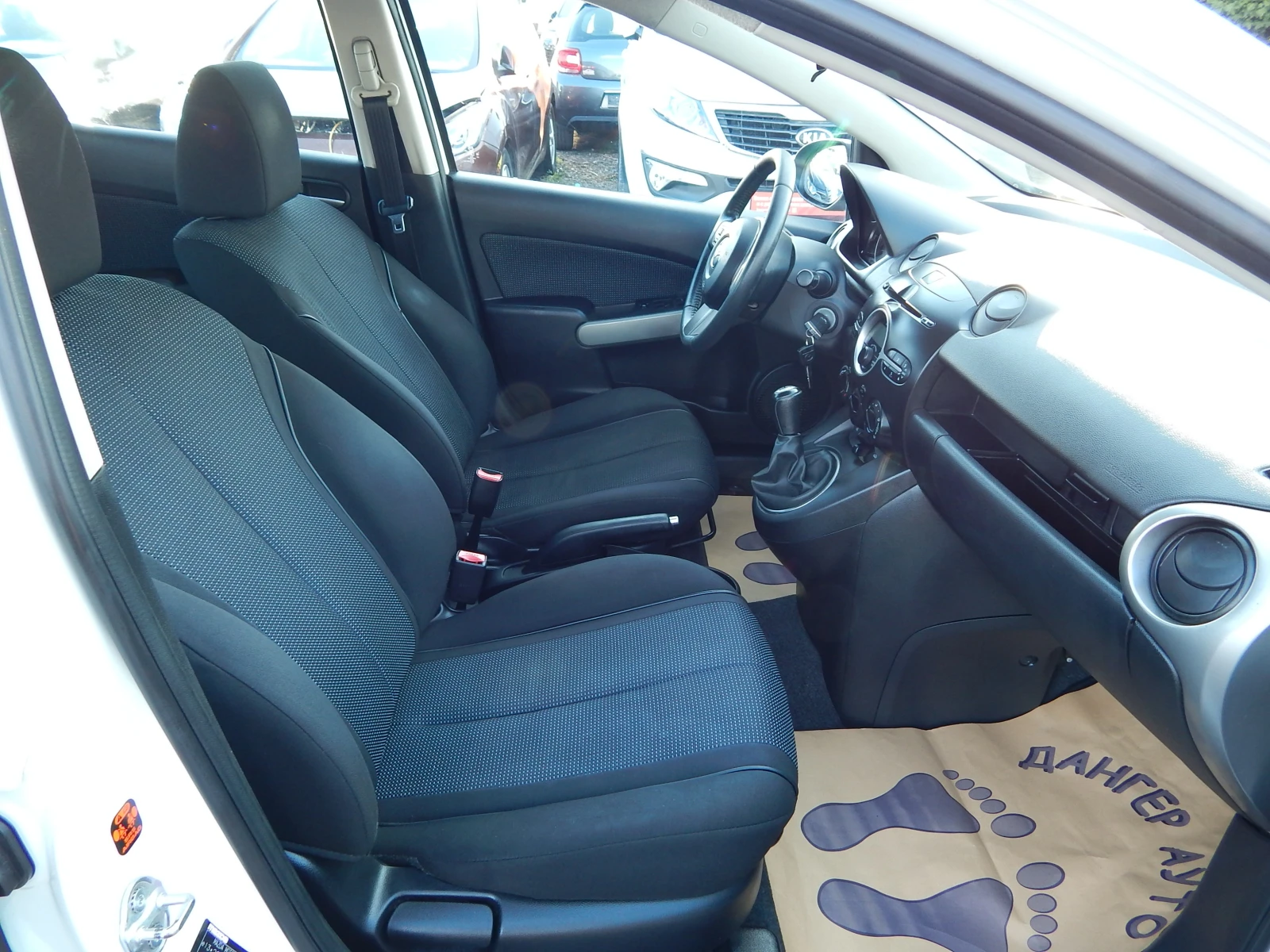 Mazda 2 1.3i* , снимка 17 - Автомобили и джипове - 54294343