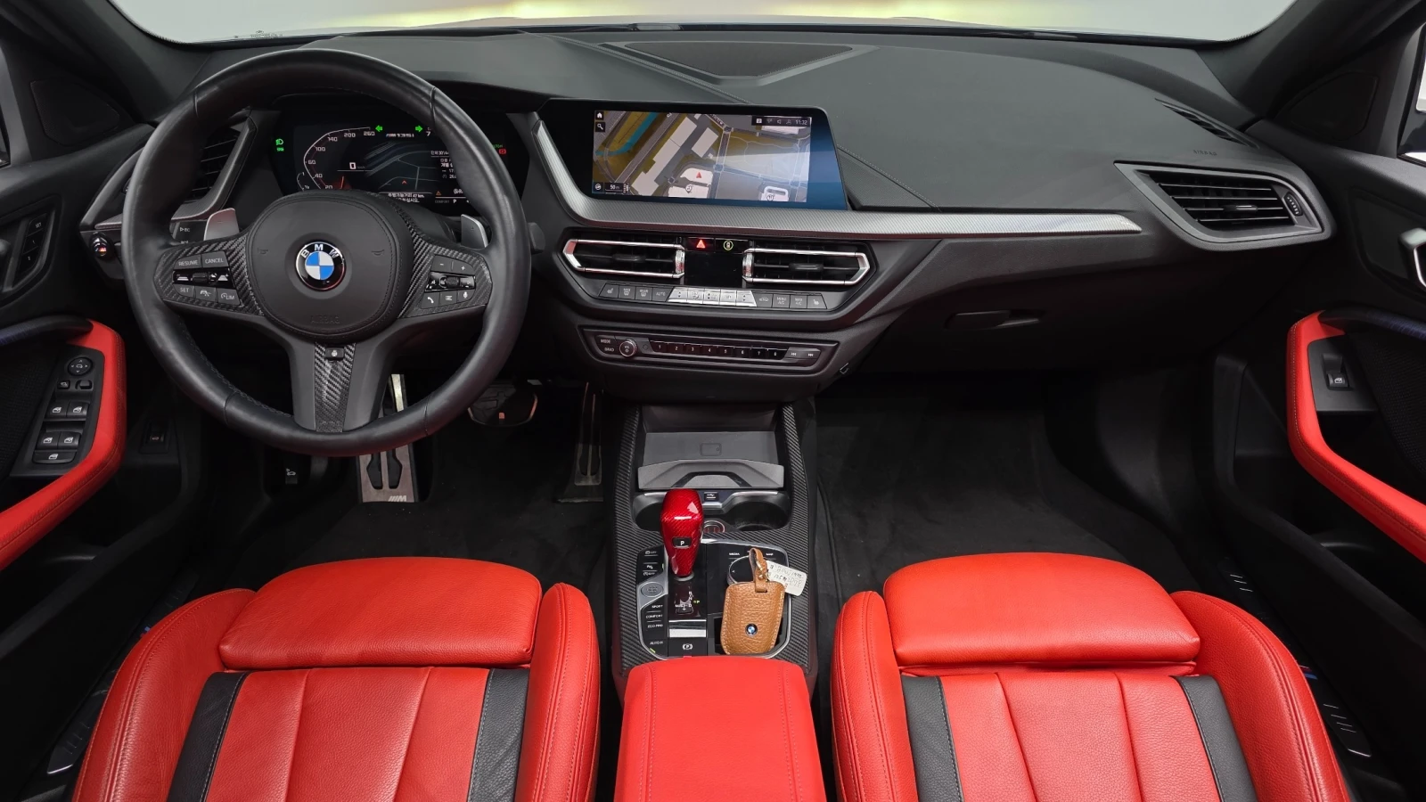 BMW 135 xDrive | Панорама | Червен салон | Камера| Keyless, снимка 5 - Автомобили и джипове - 55333417