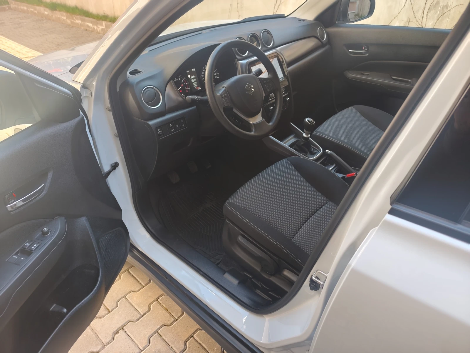 Suzuki Vitara HYBRID, снимка 10 - Автомобили и джипове - 54401875