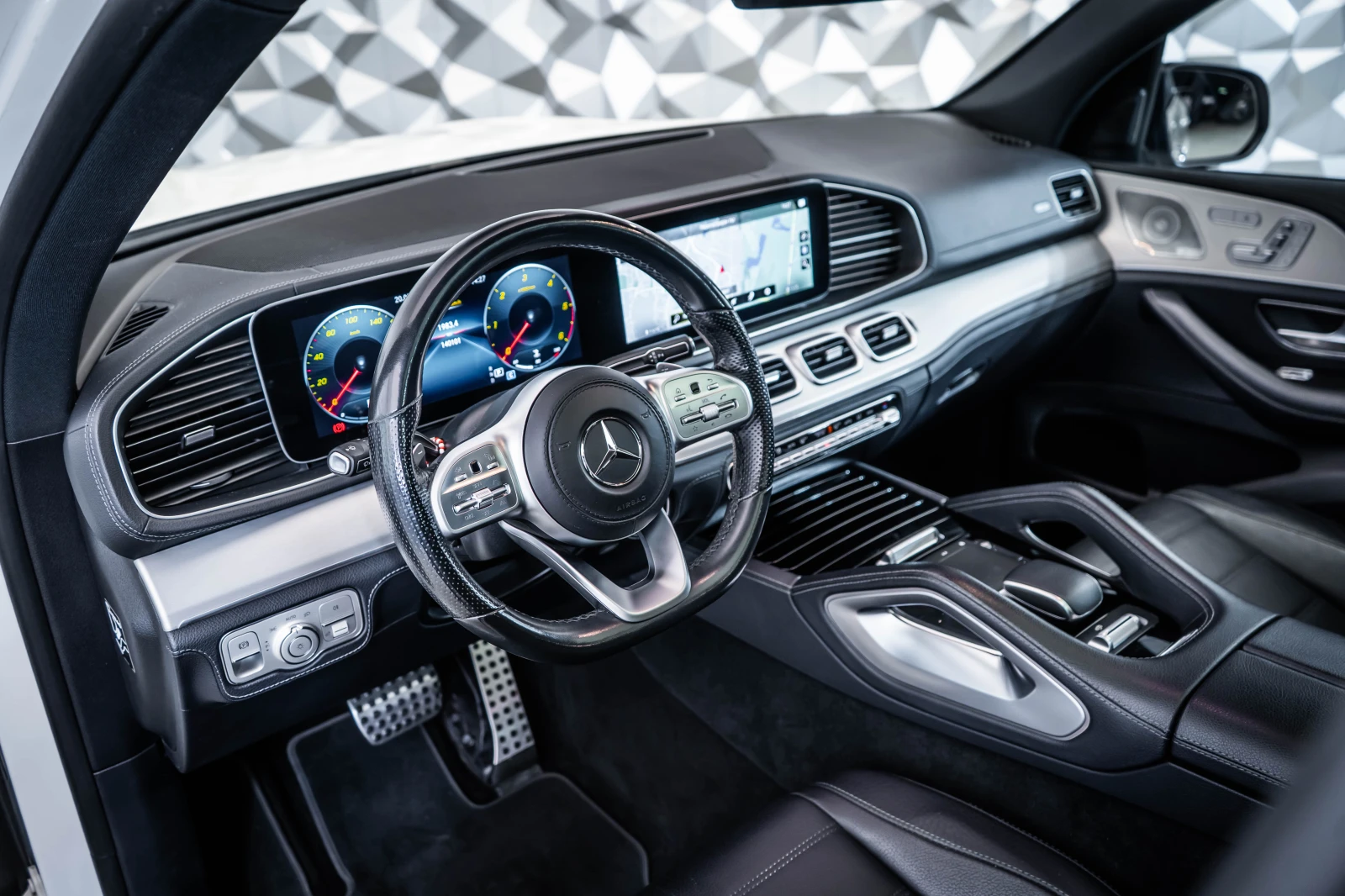 Mercedes-Benz GLS 400 d 4M AMG* Burm* Pano* NightP, снимка 8 - Автомобили и джипове - 54410748