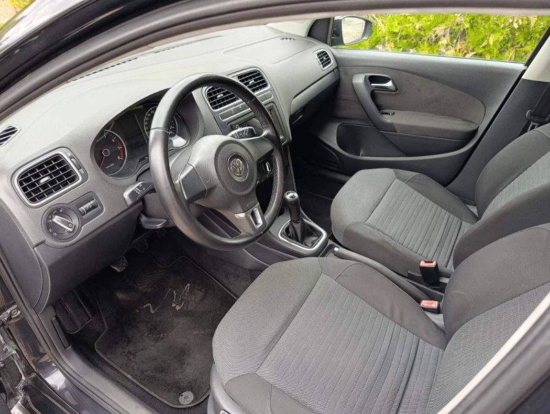 VW Polo 1.2i 70k.c. * Kamera * Bluetooth * AC, снимка 9 - Автомобили и джипове - 52045097