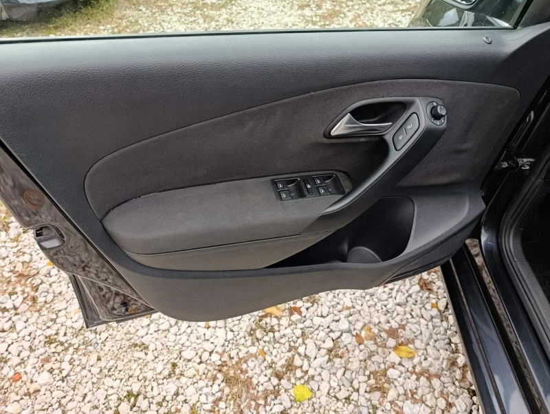 VW Polo 1.2i 70k.c. * Kamera * Bluetooth * AC, снимка 10 - Автомобили и джипове - 52045097