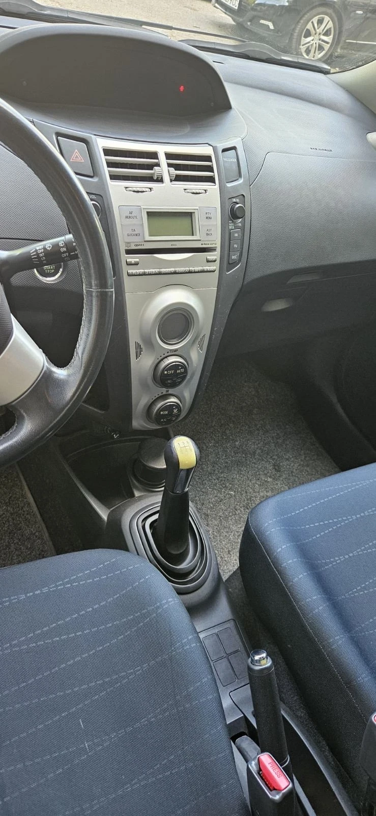 Toyota Yaris 1.3 - изображение 4