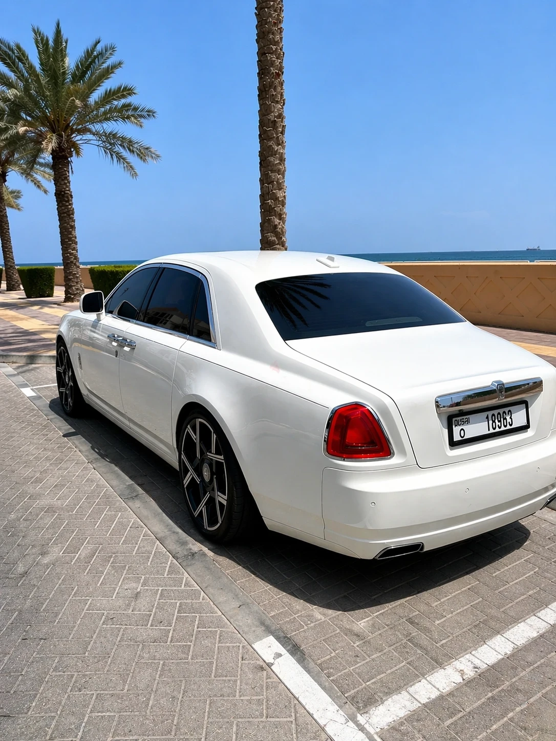 Rolls-Royce Ghost  2019 Facelift | Black Badge | Harmn Kardon, снимка 4 - Автомобили и джипове - 54270303