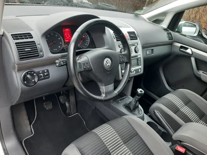 VW Touran 1.6i 102кс NAVI, снимка 7 - Автомобили и джипове - 48645248