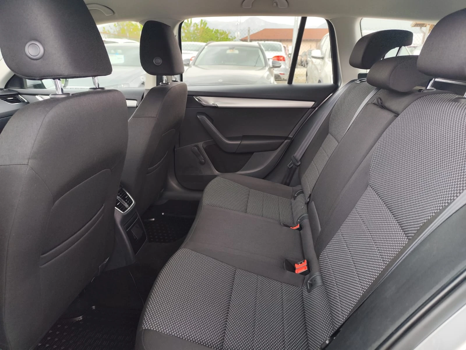 Skoda Octavia 1.6 дизел , снимка 14 - Автомобили и джипове - 54563472