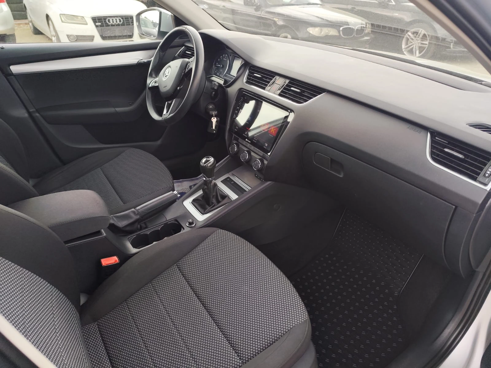 Skoda Octavia 1.6 дизел , снимка 12 - Автомобили и джипове - 54563472