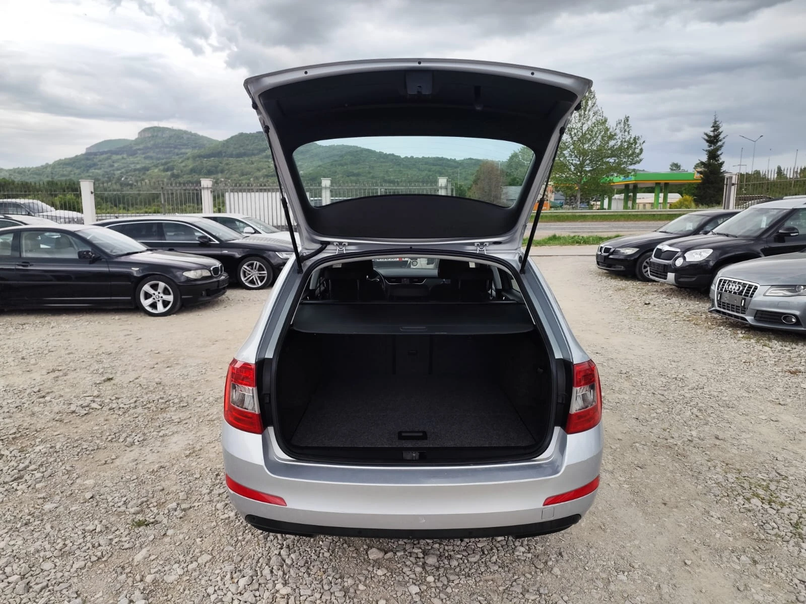 Skoda Octavia 1.6 дизел , снимка 7 - Автомобили и джипове - 54563472