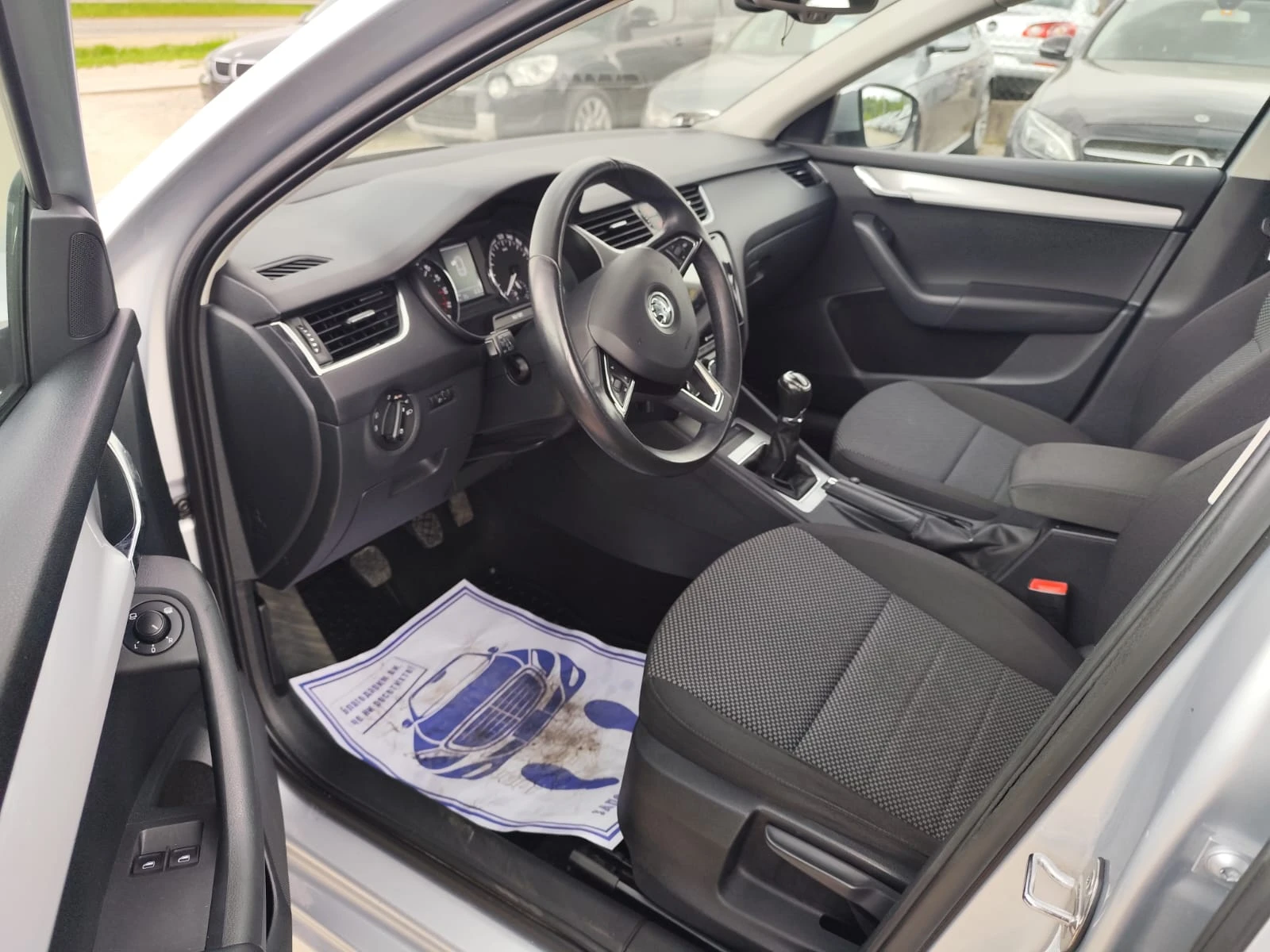 Skoda Octavia 1.6 дизел , снимка 11 - Автомобили и джипове - 54563472