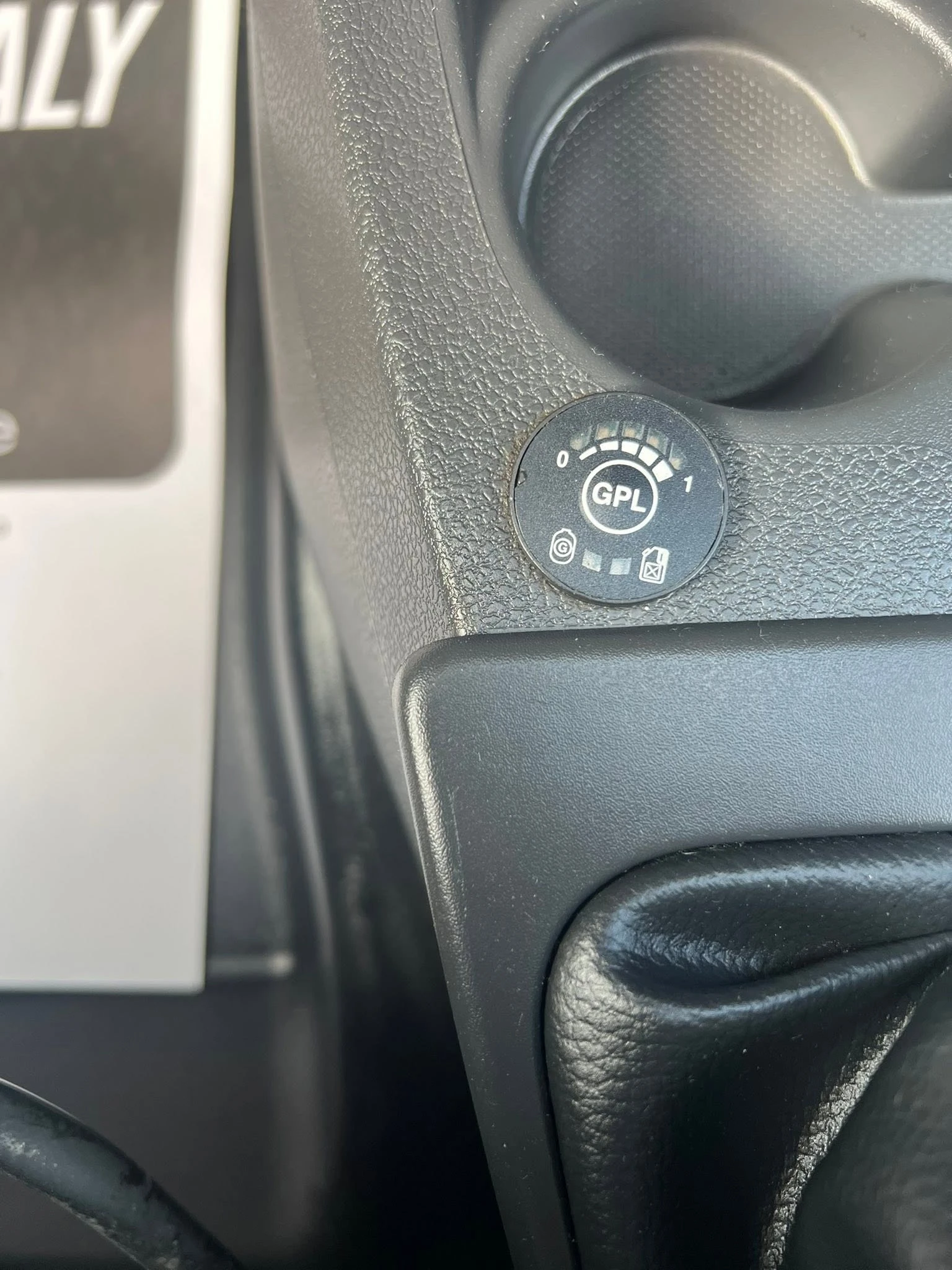Dacia Dokker 1.6i ГАЗ/ПАРКТРОНИК, снимка 7 - Автомобили и джипове - 56324669
