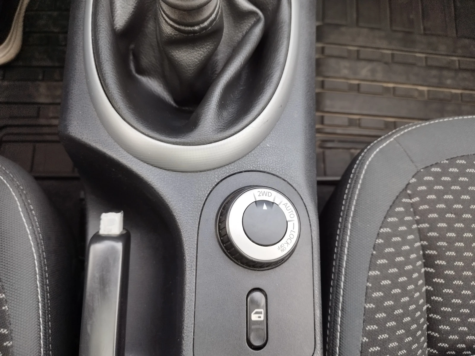 Nissan Qashqai 2.0i 4x4 Panorama, снимка 13 - Автомобили и джипове - 54088386