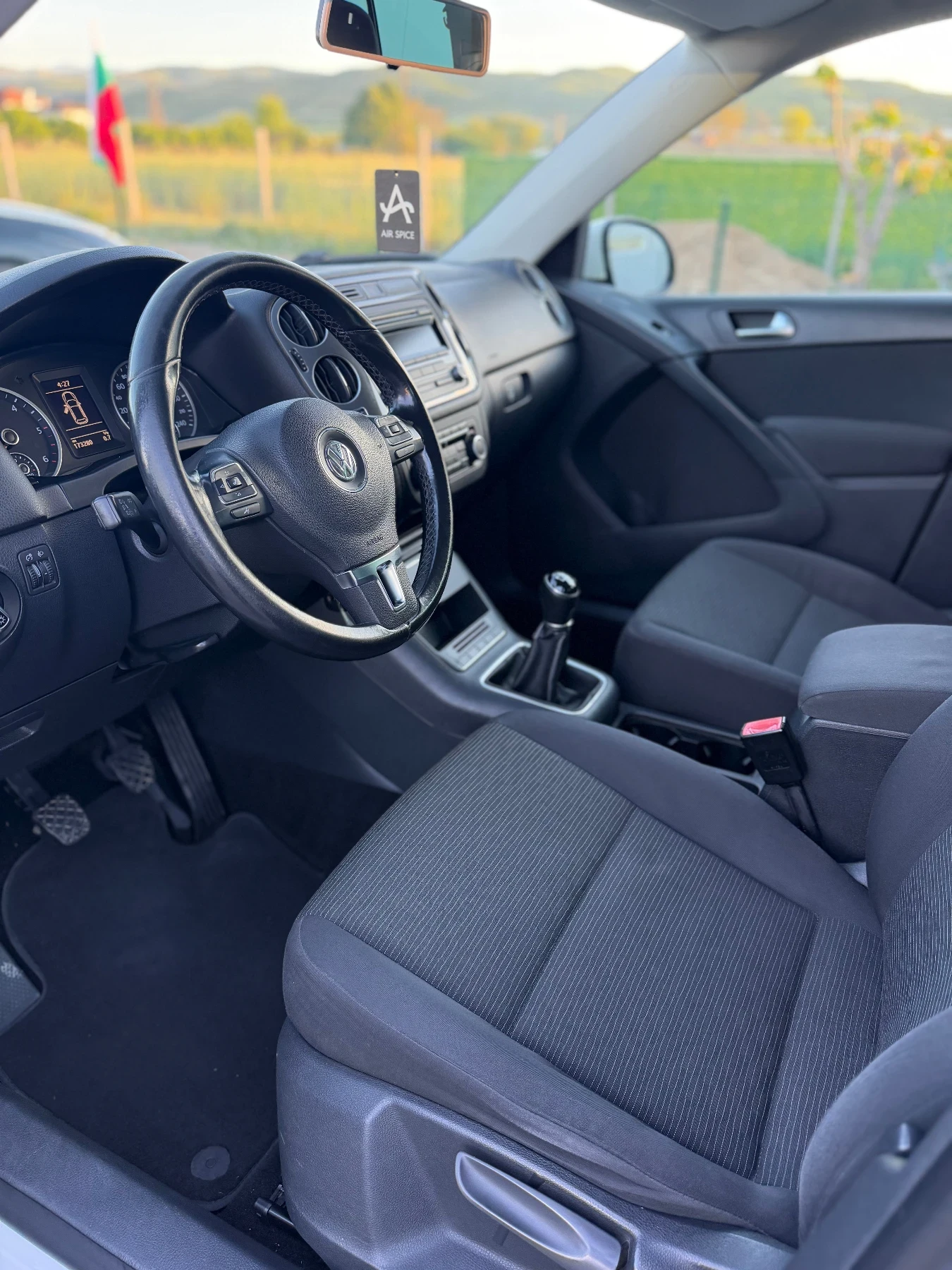VW Tiguan 2.0 TDI / FACE LIFT, снимка 4 - Автомобили и джипове - 54556734