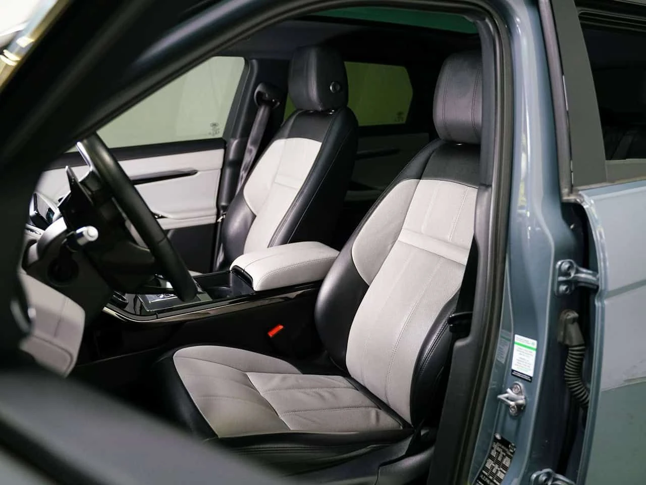 Land Rover Range Rover Evoque * FIRST EDITION | MERIDIAN | HUD | PANO | 20 IN * , снимка 9 - Автомобили и джипове - 54825867