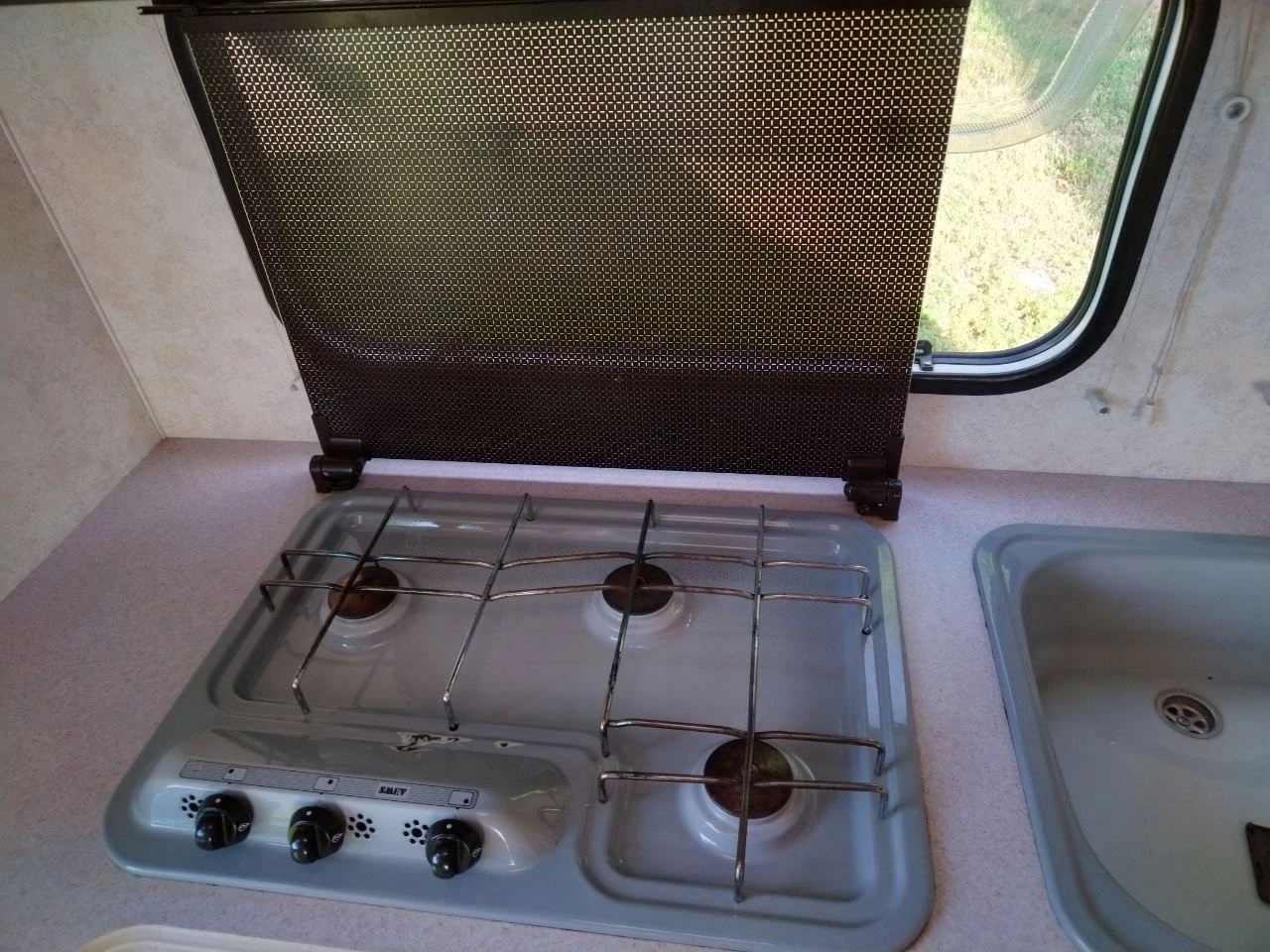 Каравана Caravelair Bamba, снимка 5 - Каравани и кемпери - 54966418