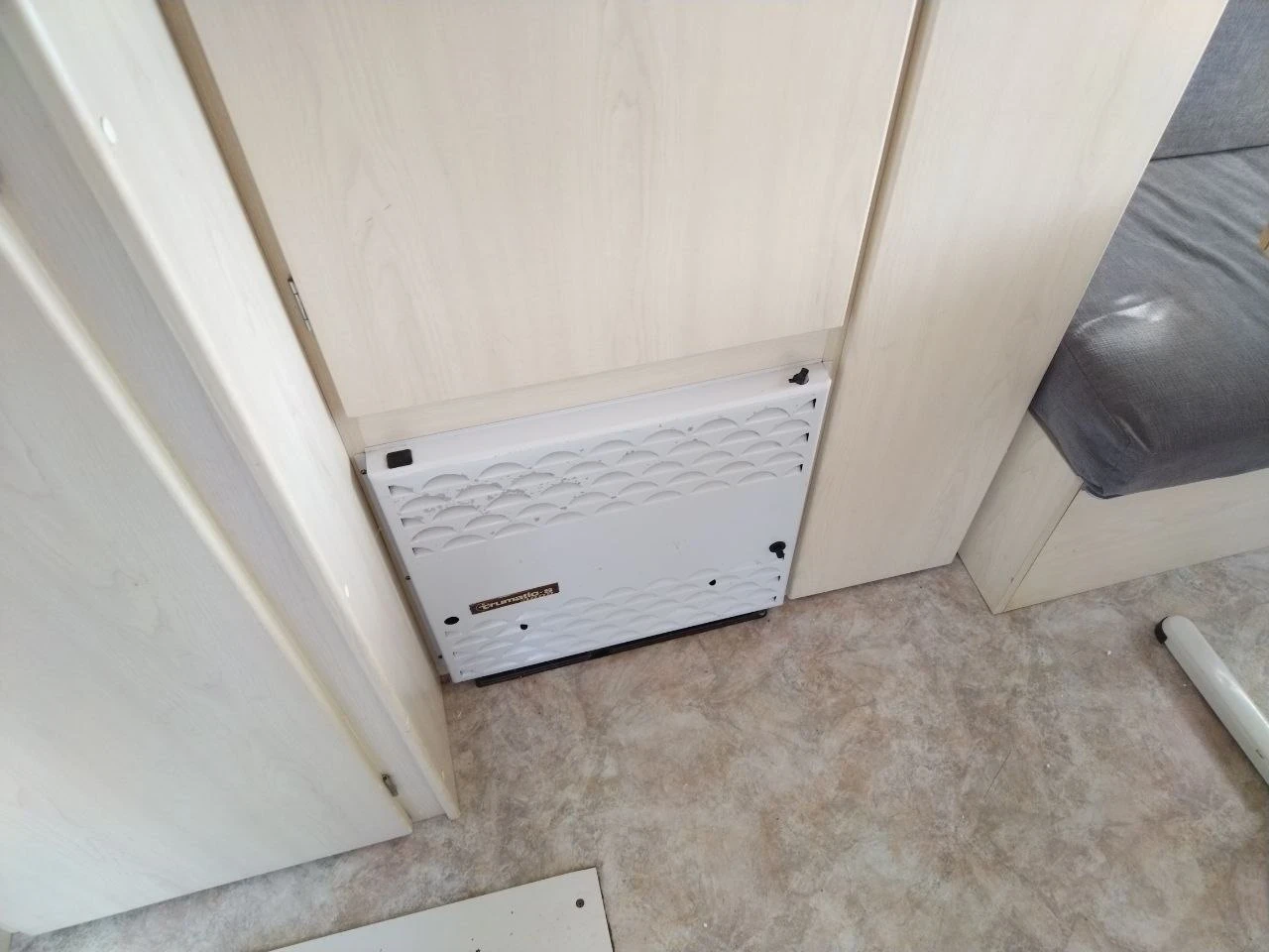 Каравана Caravelair Bamba, снимка 9 - Каравани и кемпери - 54966418