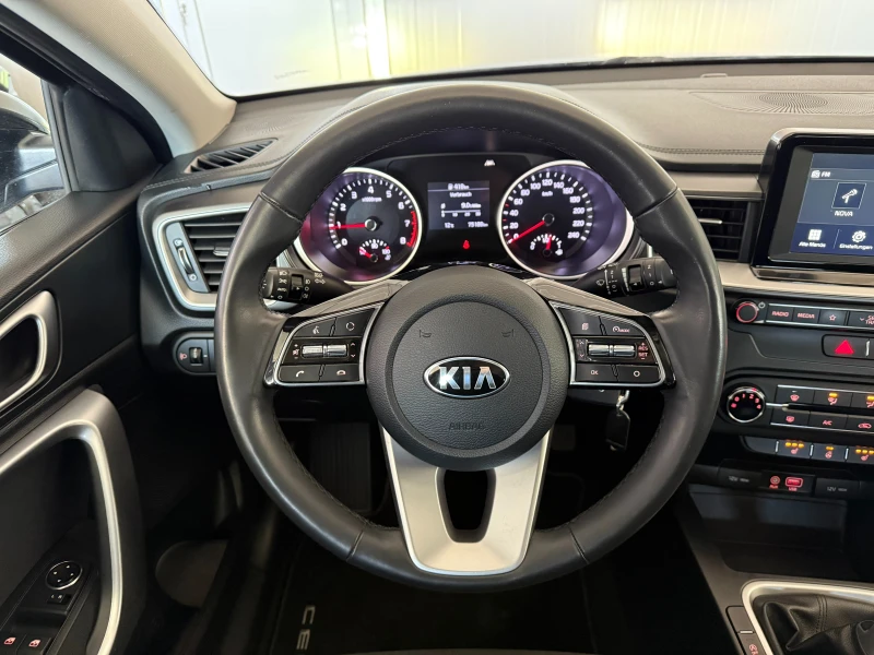 Kia Ceed 1.4I* 99к.с* 6ск* LED* СЕРВИЗНА КНИЖКА С ПЪЛНА ИСТ, снимка 11 - Автомобили и джипове - 49399898